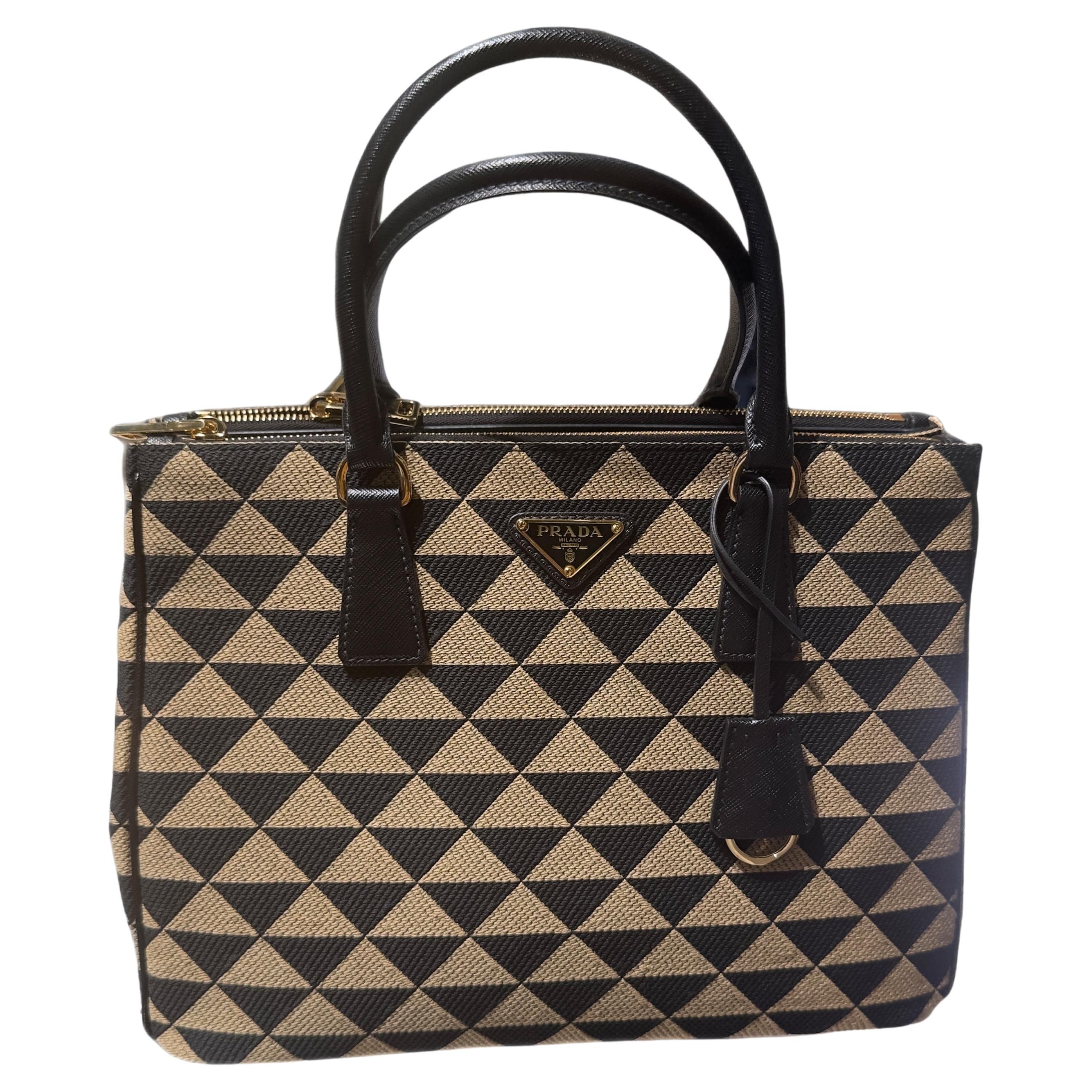 Prada Galleria geometric jacquard tote bag with black Saffiano leather and shoulder strap For Sale