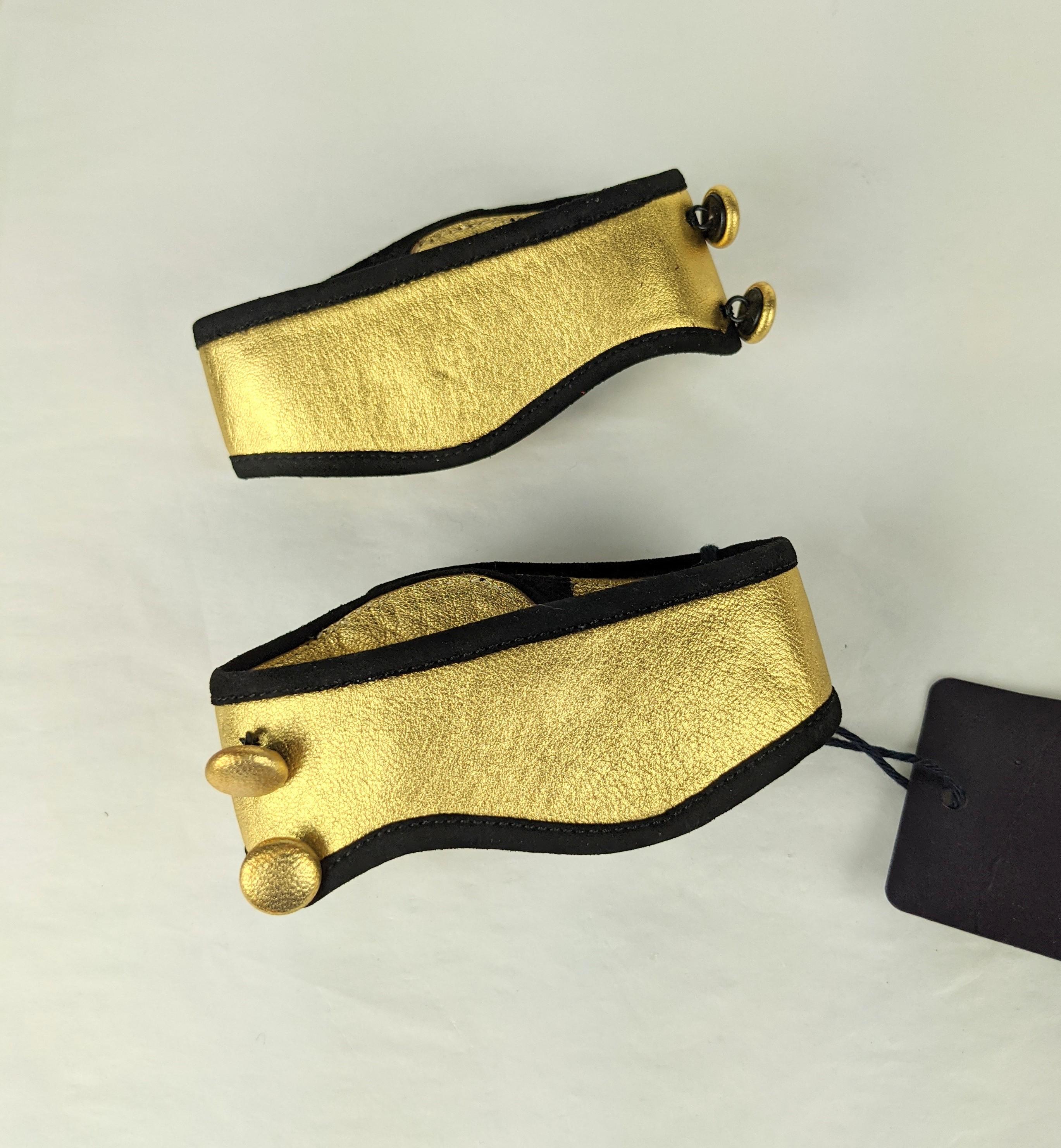 Prada - Bracelets à manchettes en cuir et daim dorés en vente 2