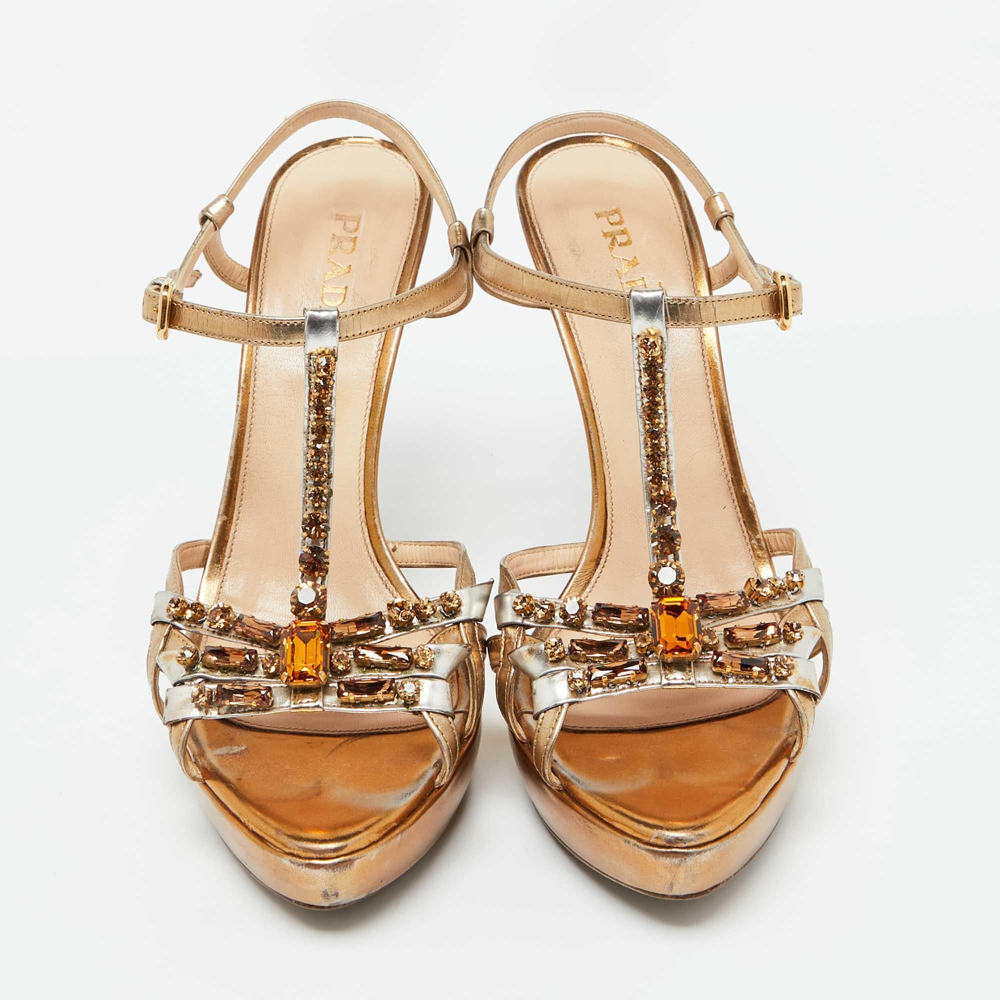 Prada Plateausandalen aus goldenem Leder mit Kristallverzierung Größe 41 (Braun) im Angebot
