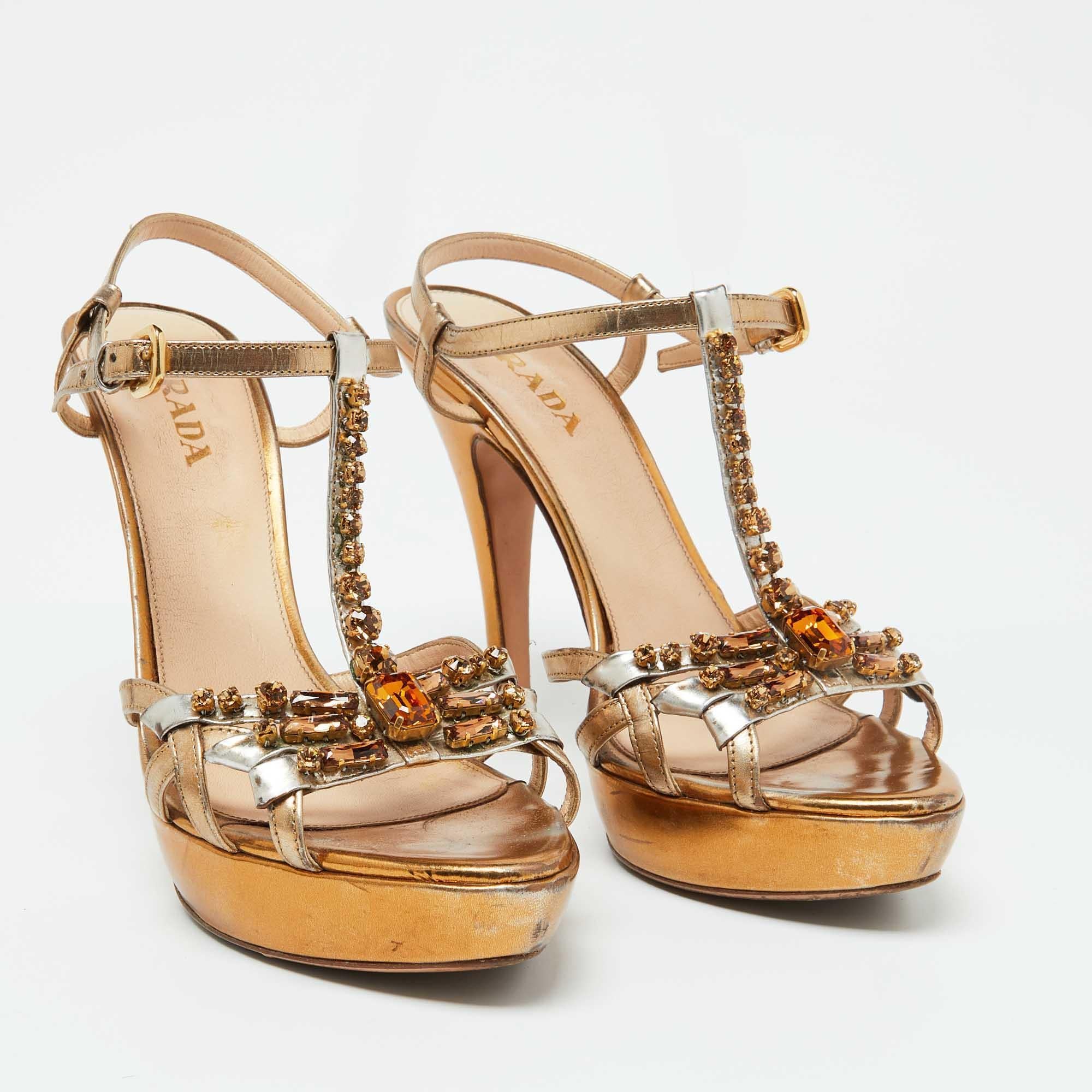 Prada Plateausandalen aus goldenem Leder mit Kristallverzierung Größe 41 im Zustand „Relativ gut“ im Angebot in Dubai, Al Qouz 2