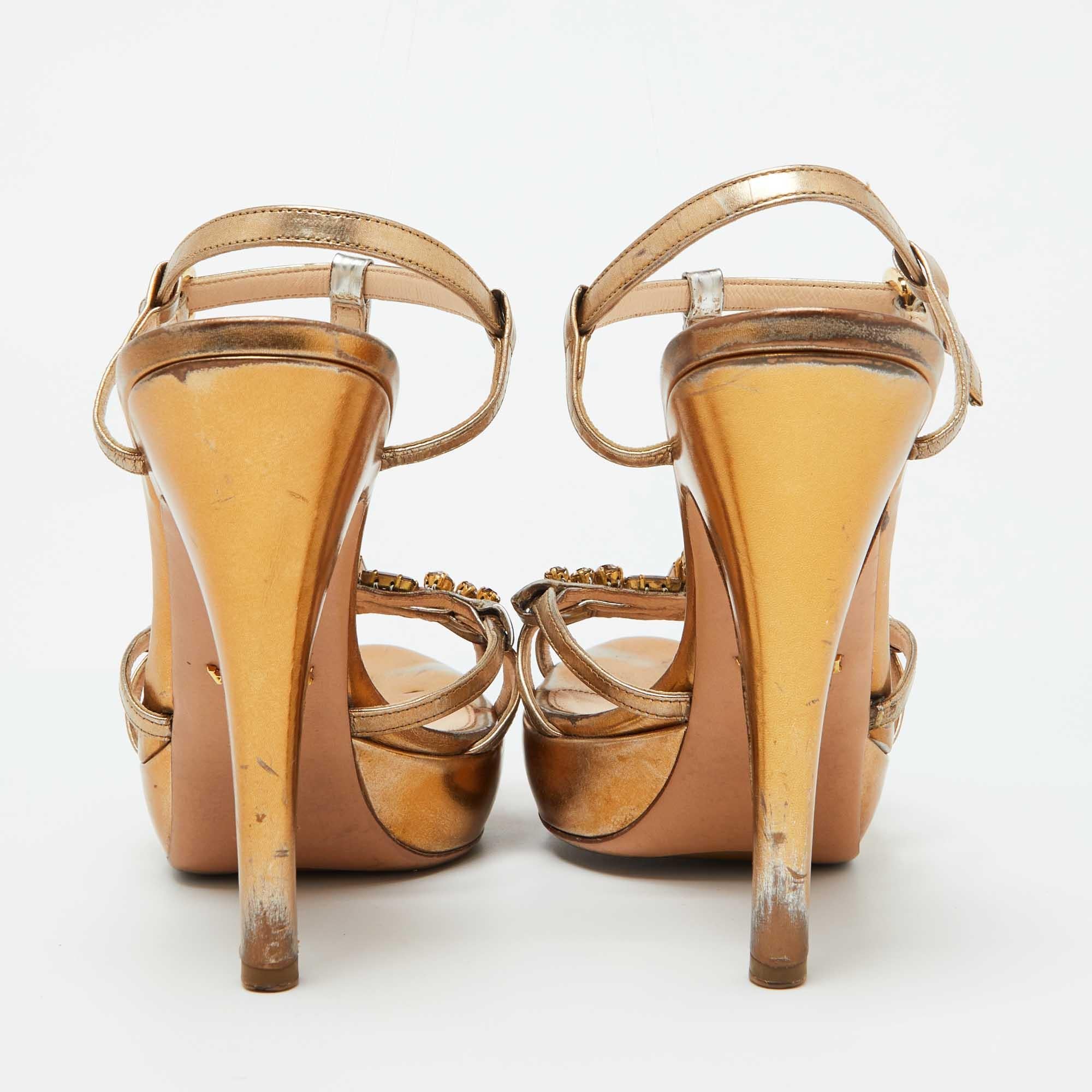 Prada Plateausandalen aus goldenem Leder mit Kristallverzierung Größe 41 Damen im Angebot