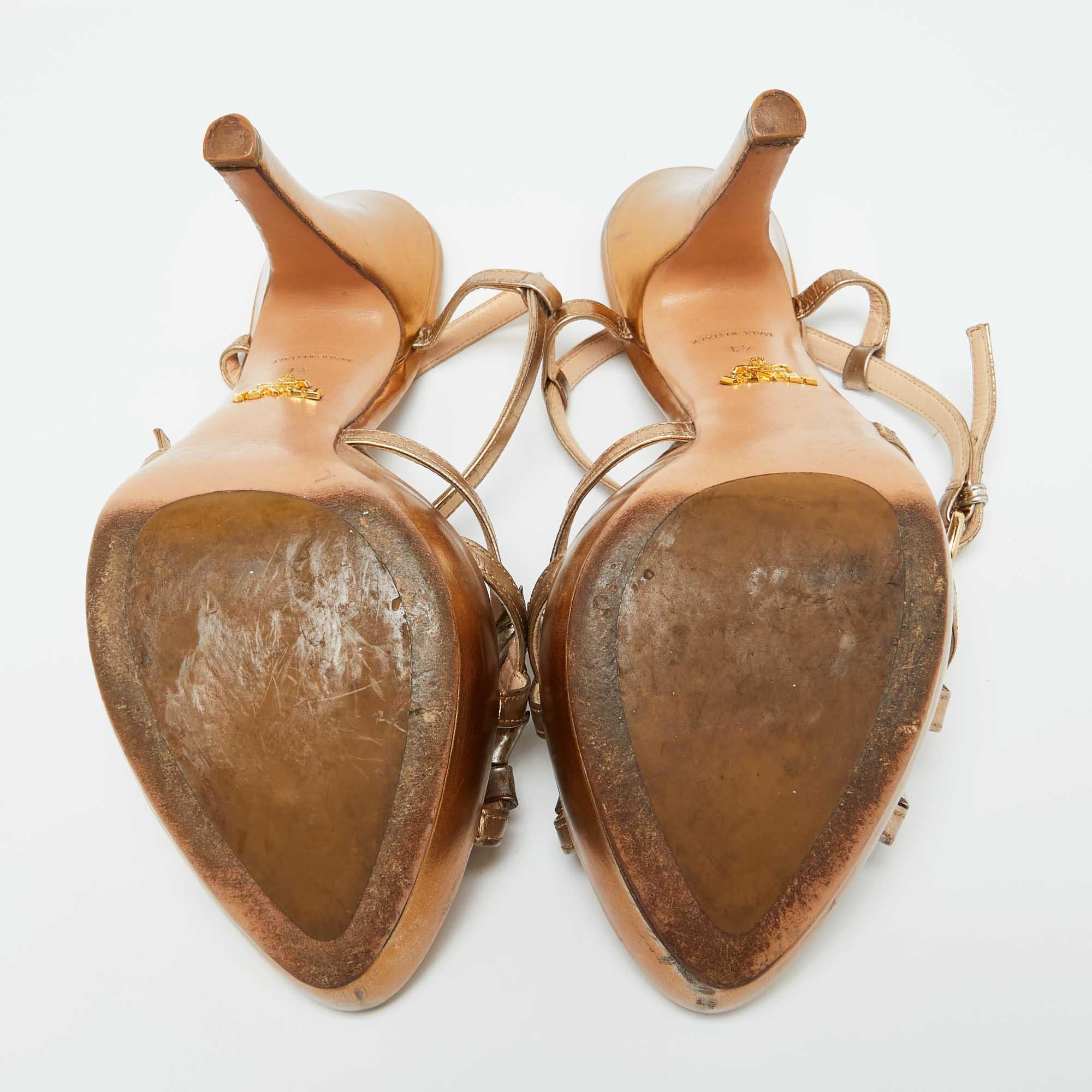 Prada Plateausandalen aus goldenem Leder mit Kristallverzierung Größe 41 im Angebot 2