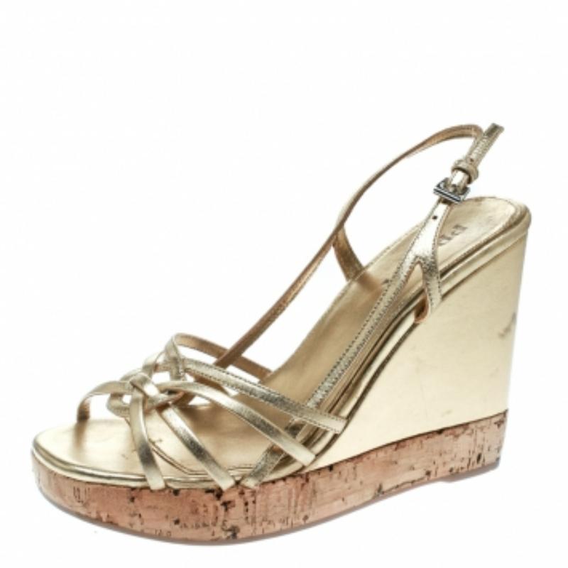 Audacieuses et magnifiques, ces sandales de Prada vous donneront une allure divine ! Ces sandales dorées ont été confectionnées en cuir et sont dotées de brides d'empeigne à découpes et d'escarpins à boucles. Ils sont équipés de semelles intérieures