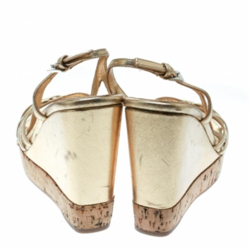 Or Prada Sandales compensées à talons compensés en cuir doré, taille 36 en vente
