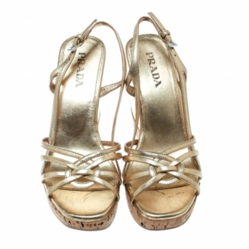 Prada Sandales compensées à talons compensés en cuir doré, taille 36 Bon état - En vente à Dubai, Al Qouz 2