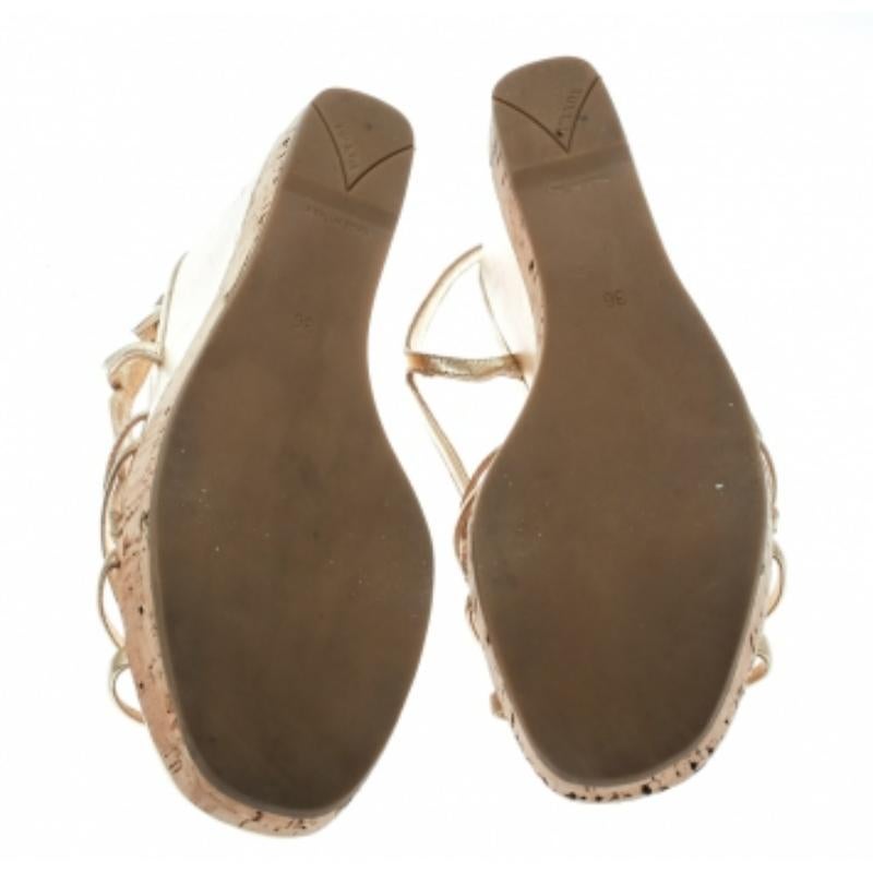 Prada Sandales compensées à talons compensés en cuir doré, taille 36 en vente 1