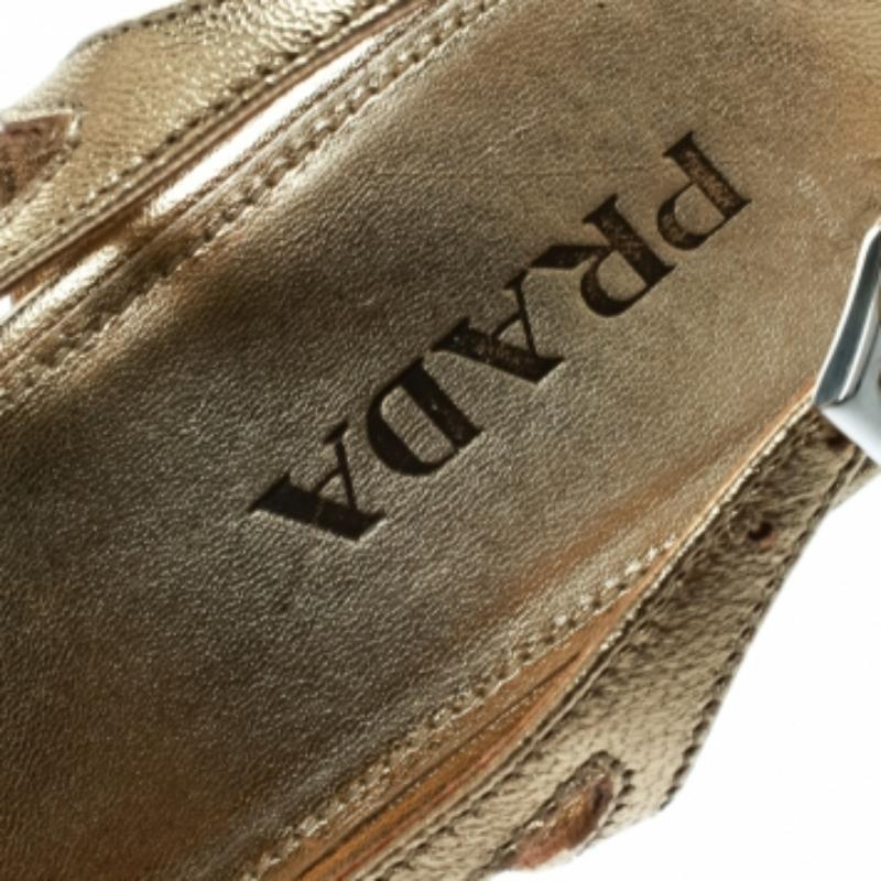 Prada Sandales compensées à talons compensés en cuir doré, taille 36 en vente 2