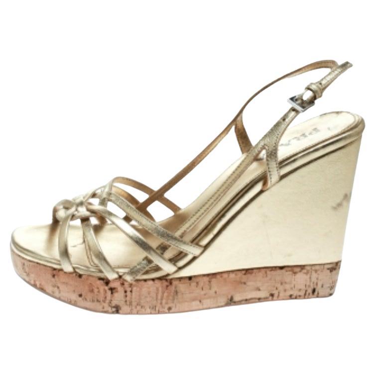 Prada Sandales compensées à talons compensés en cuir doré, taille 36 en vente
