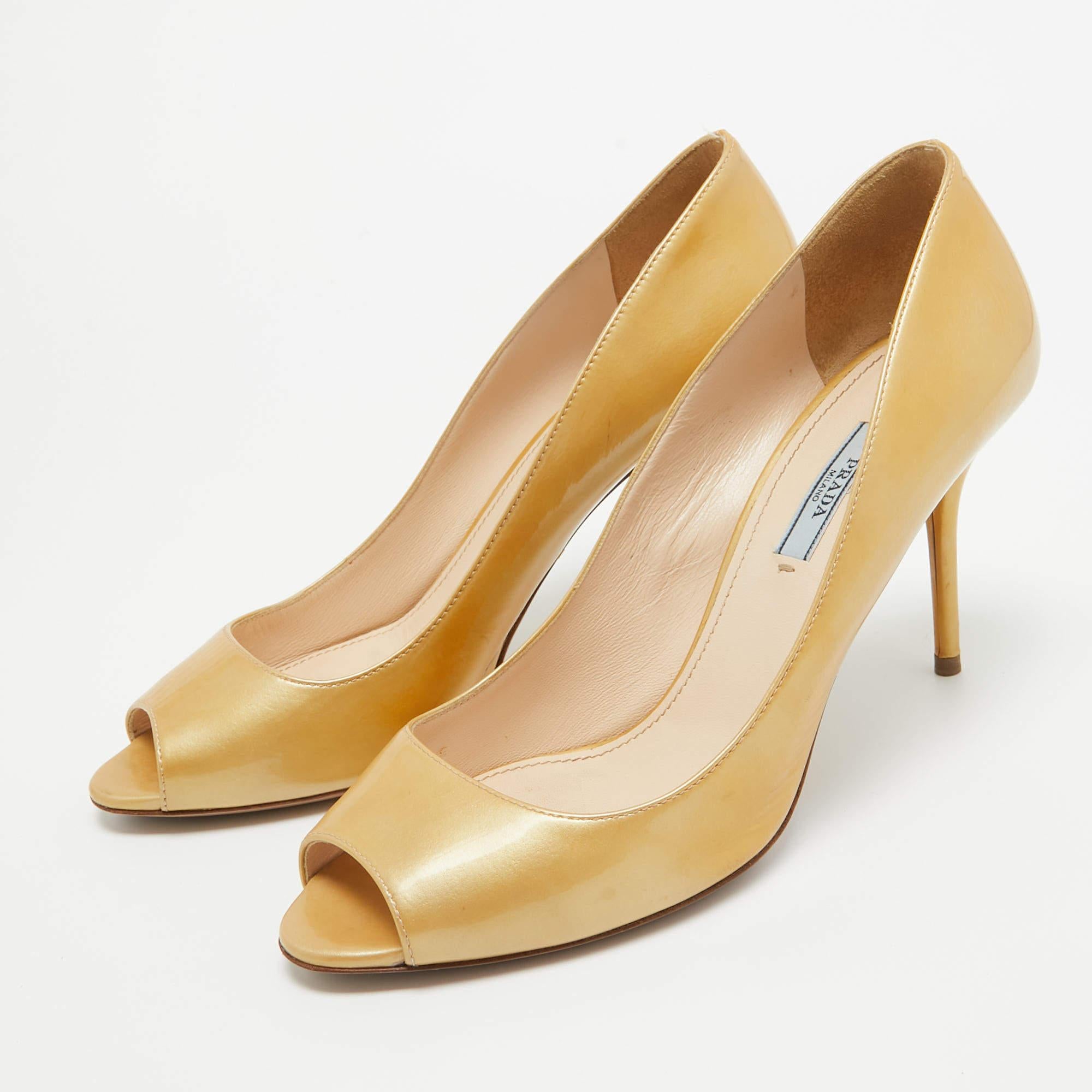 Discover footwear elegance with these Prada gold women's pumps. Meticulously designed, these heels marry fashion and comfort, ensuring you shine in every setting.