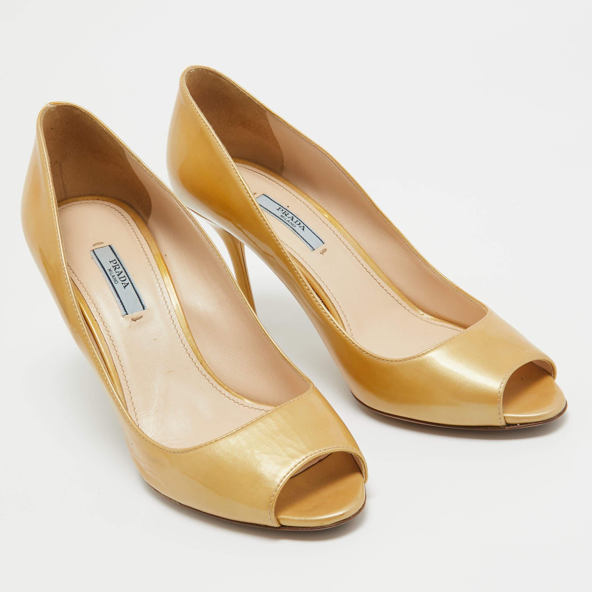Prada Gold Patent Leather Peep Toe Pumps Size 40.5 In Excellent Condition For Sale In Dubai, Al Qouz 2