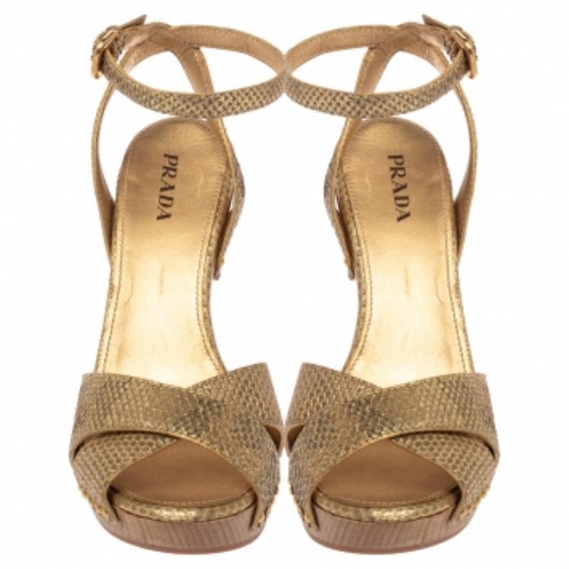 Prada Gold Python Knöchelriemen Plattform Sandalen Größe 41 Damen im Angebot