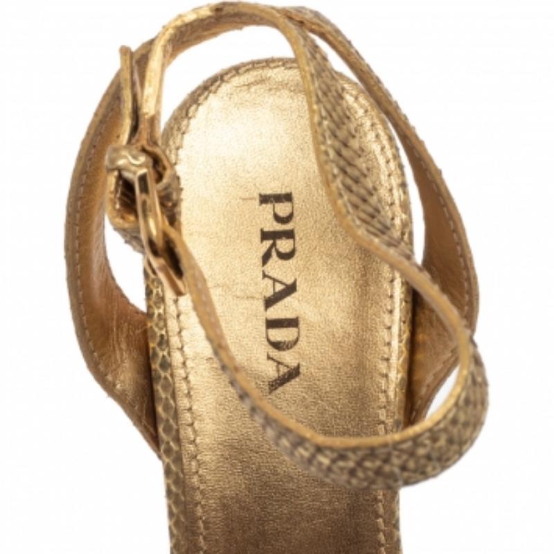 Prada Gold Python Knöchelriemen Plattform Sandalen Größe 41 im Angebot 1