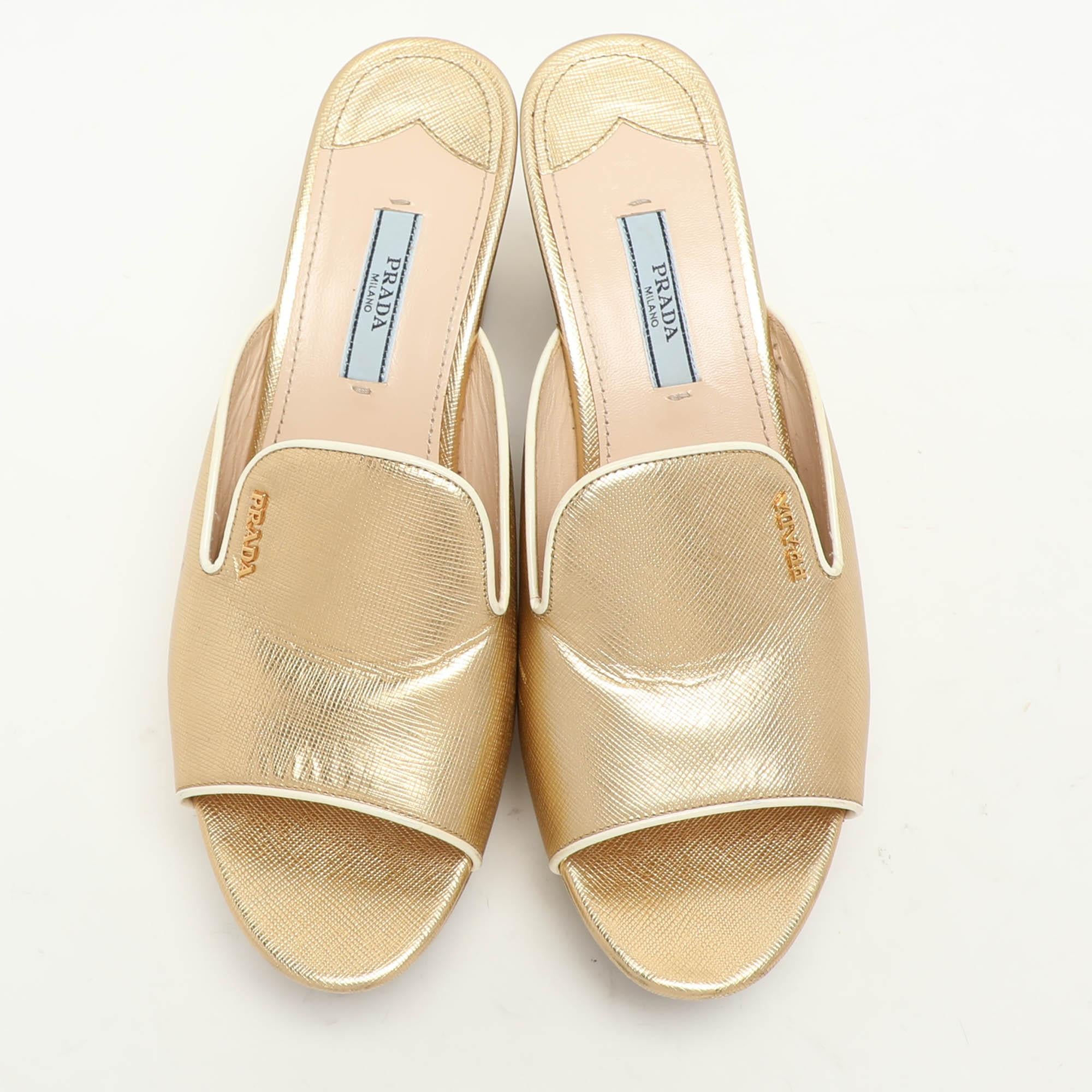 Prada Gold Saffiano Leather Platform Slide Sandals Size 38.5 In Good Condition In Dubai, Al Qouz 2