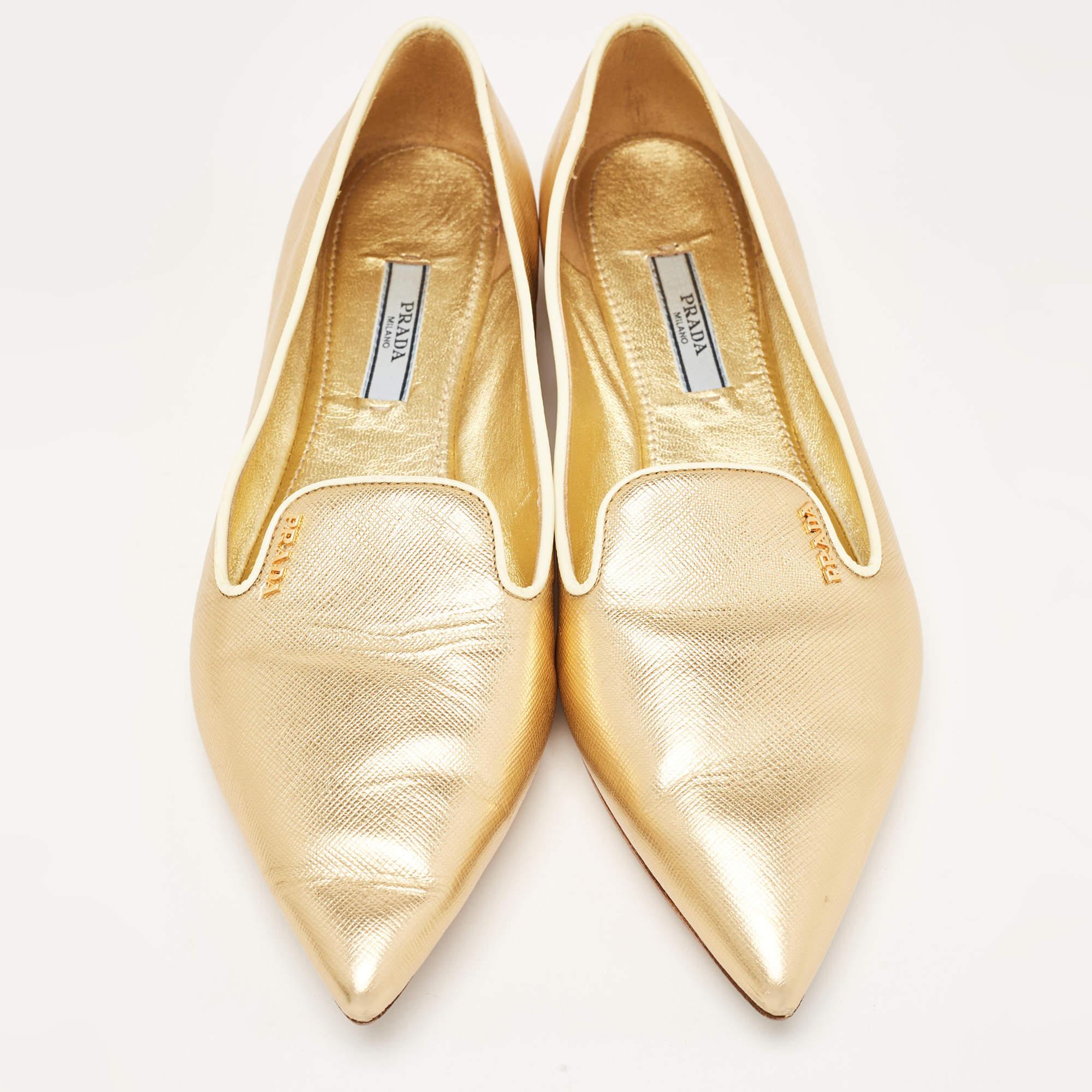 Prada Gold Saffiano Leather Pointed Toe Ballet Flats Size 38 In Good Condition For Sale In Dubai, Al Qouz 2