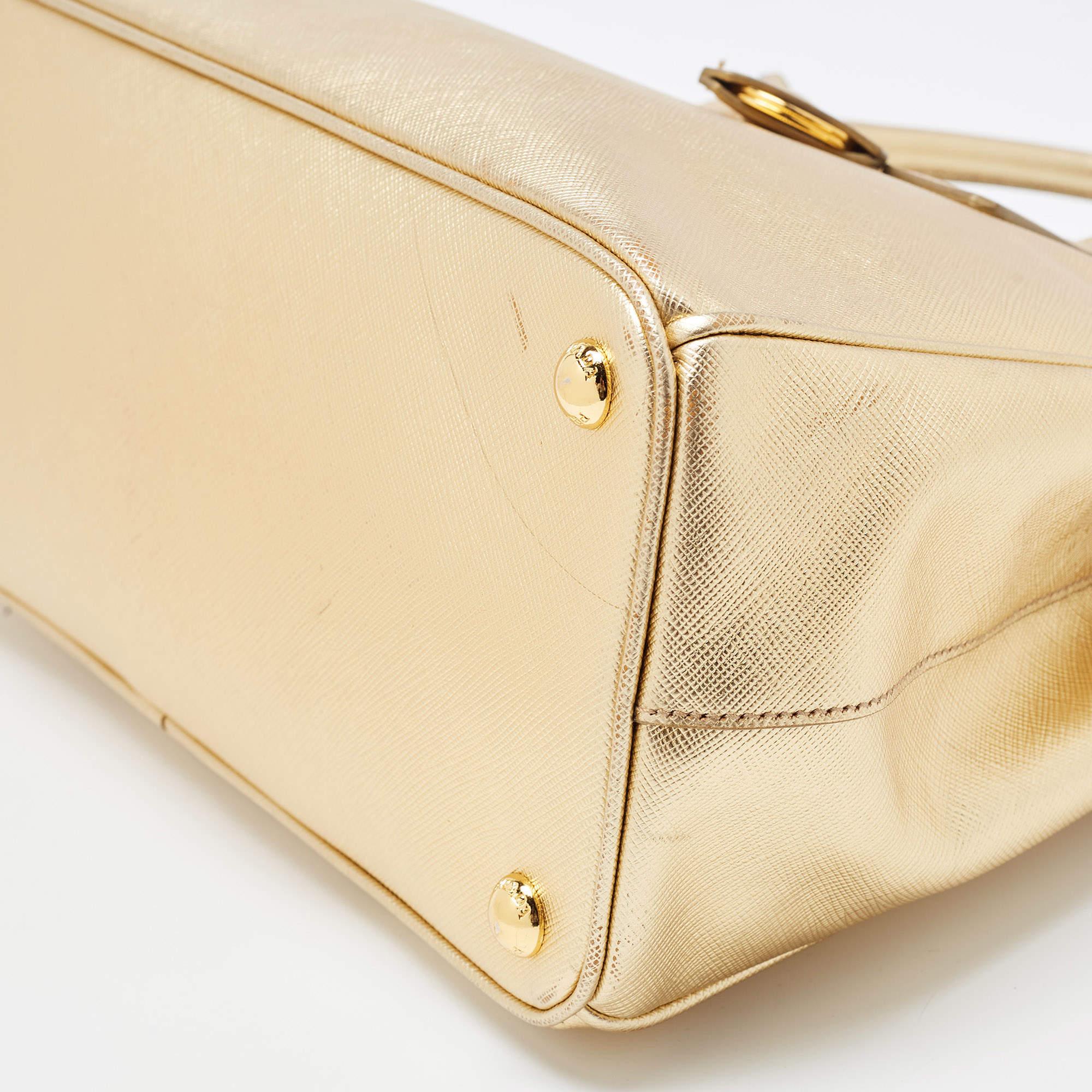 Prada Gold Saffiano Lux Leder Kleine Tasche mit doppeltem Reißverschluss 7
