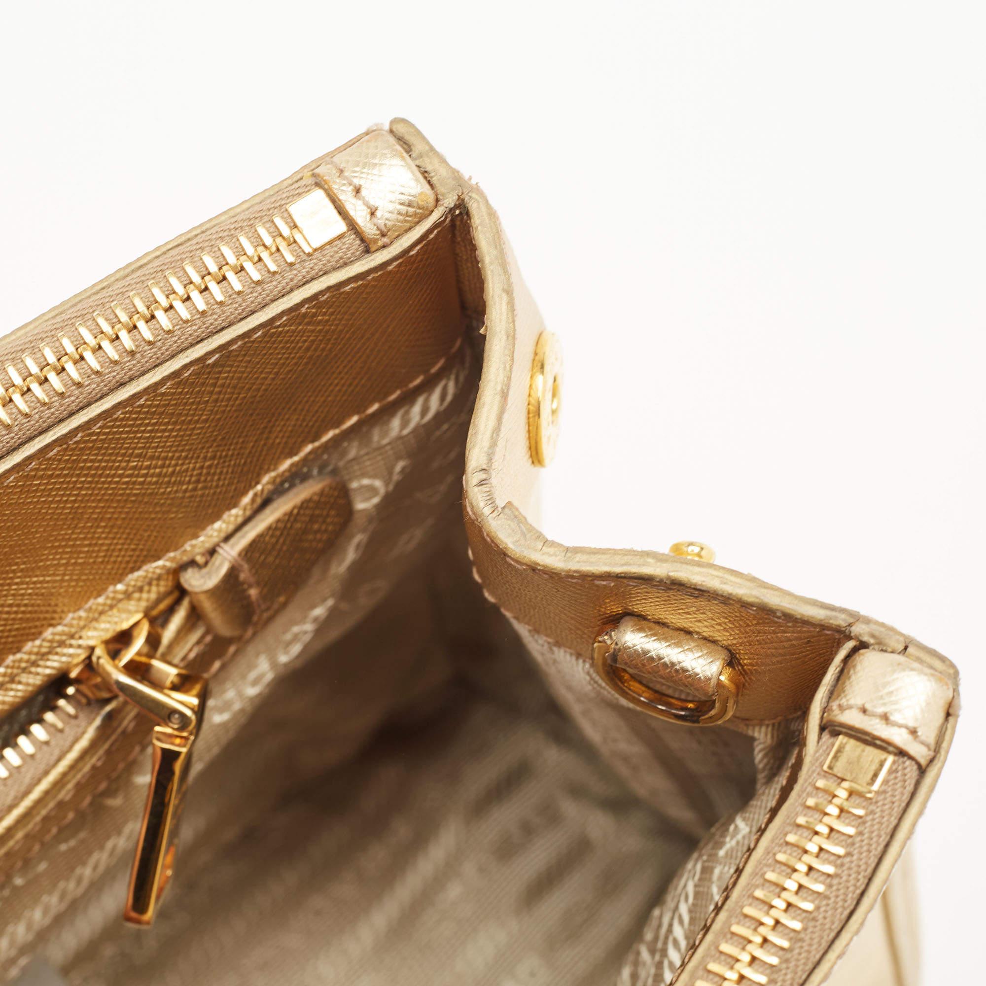 Prada Gold Saffiano Lux Leder Kleine Tasche mit doppeltem Reißverschluss 13