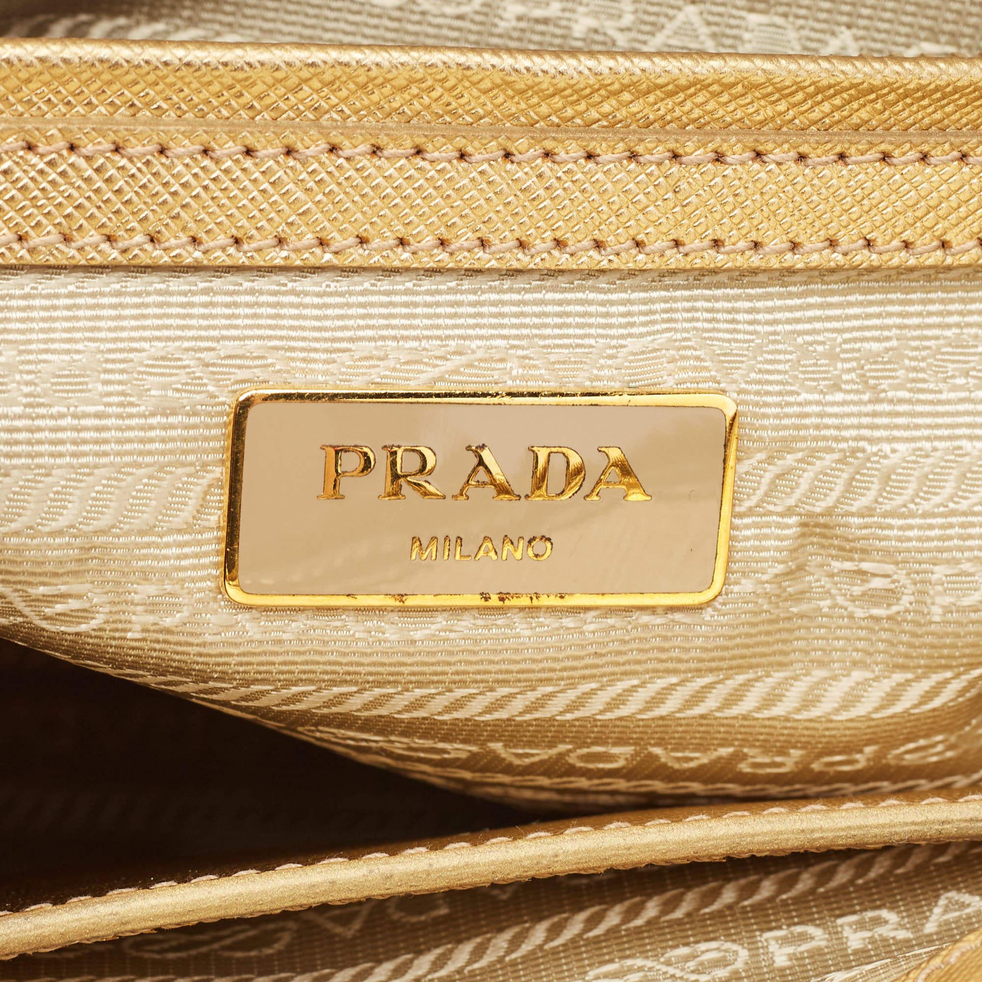 Prada Gold Saffiano Lux Leder Kleine Tasche mit doppeltem Reißverschluss im Zustand „Gut“ in Dubai, Al Qouz 2