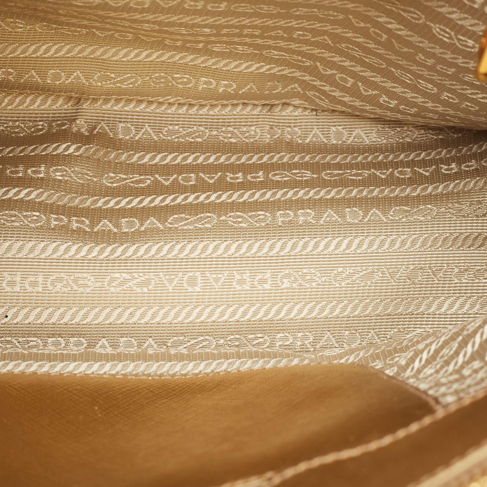 Prada Sac cabas Saffiano Lux en cuir doré à double fermeture éclair Pour femmes en vente