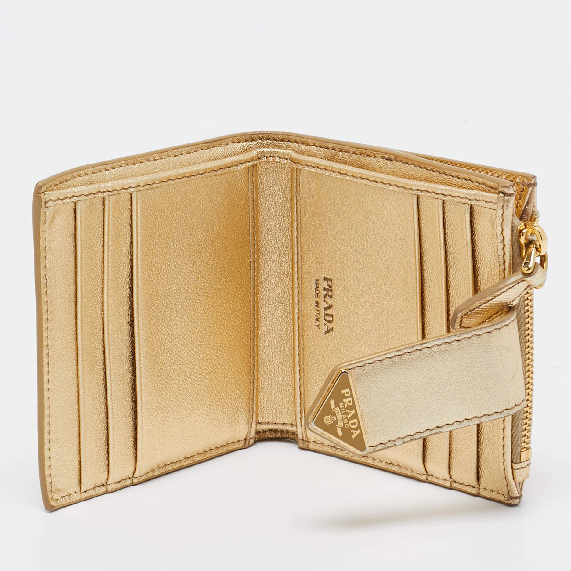 This stylish and functional card case is a must have in your collection. It is equipped with multiple  well lined slots to hold your cards.