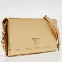 Prada Gold- Portemonnaie aus Saffiano-Metallleder an Kette