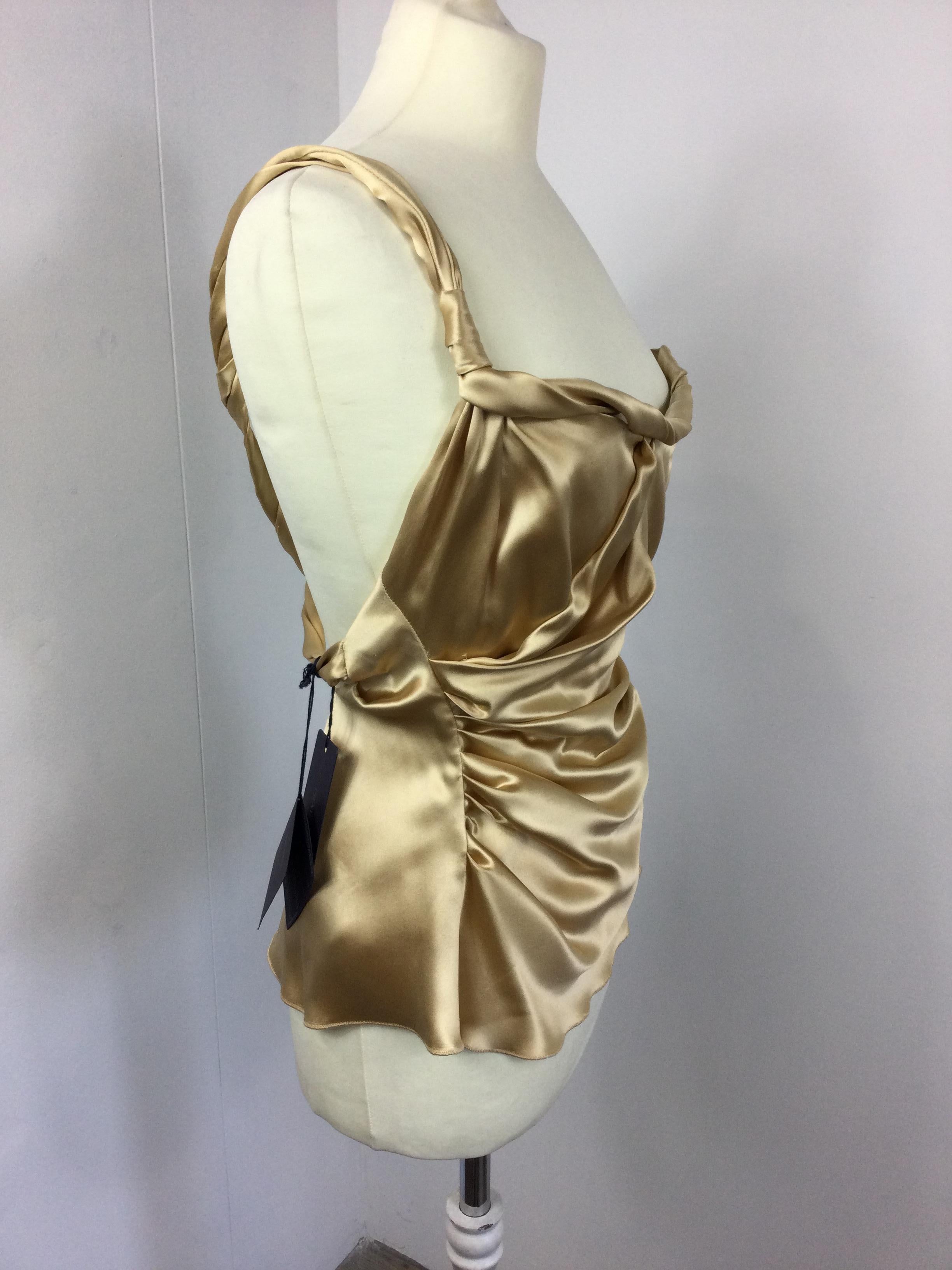 Sommerliches Oberteil von Prada.
100& Seide. Farbe soia\gold.
Ausgestattet mit einem seitlichen Reißverschluss.
Größe 44 Italienisch. Die Taille ist sehr eng.
Oberweite 38 cm
Taille 30 cm
Länge 73 cm
Zustand: Gut - Im Vorbesitz und leicht getragen,