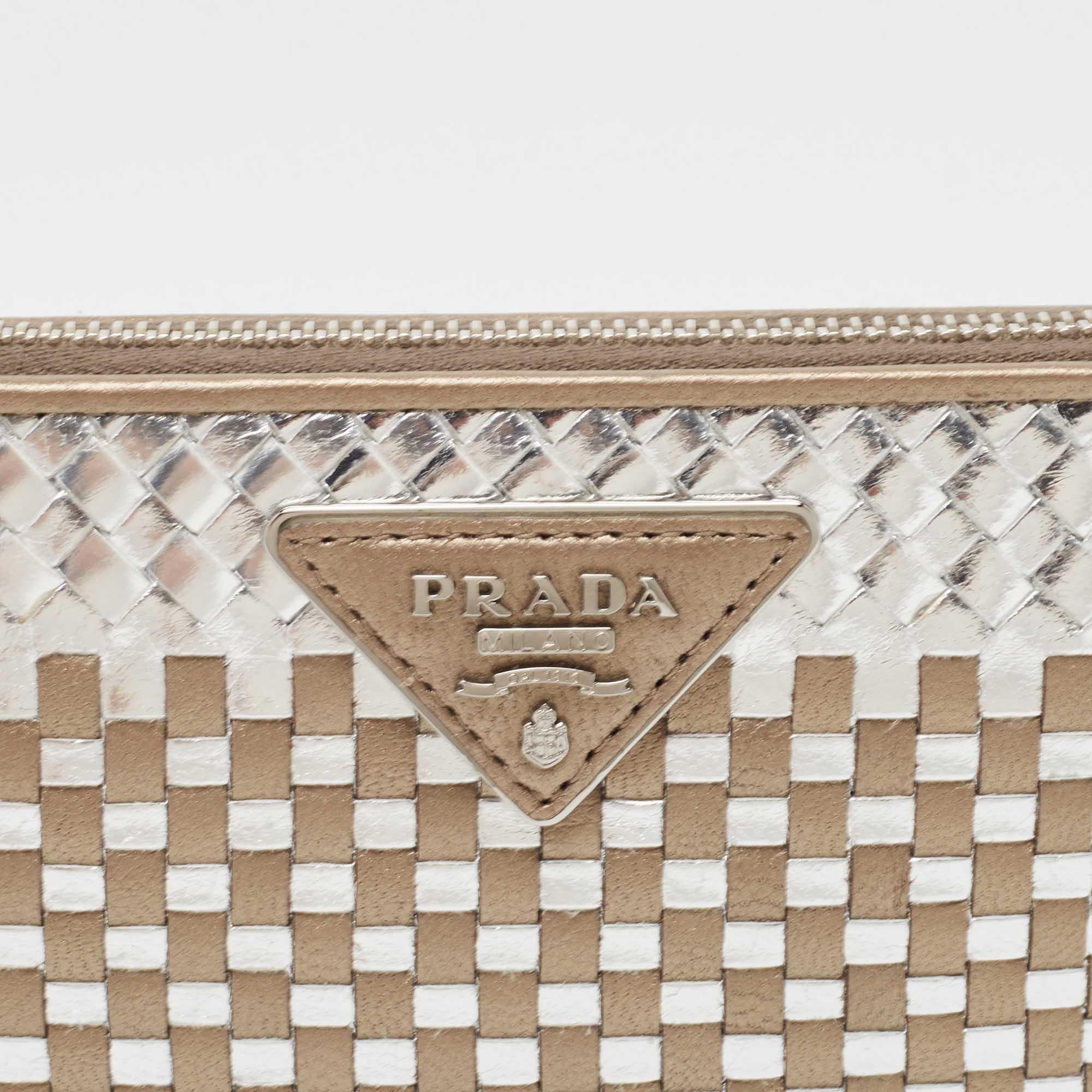 Ce portefeuille Prada est un accessoire idéal pour tous les jours. Il est fabriqué à partir de matériaux de qualité à l'extérieur et comporte un intérieur compartimenté.

