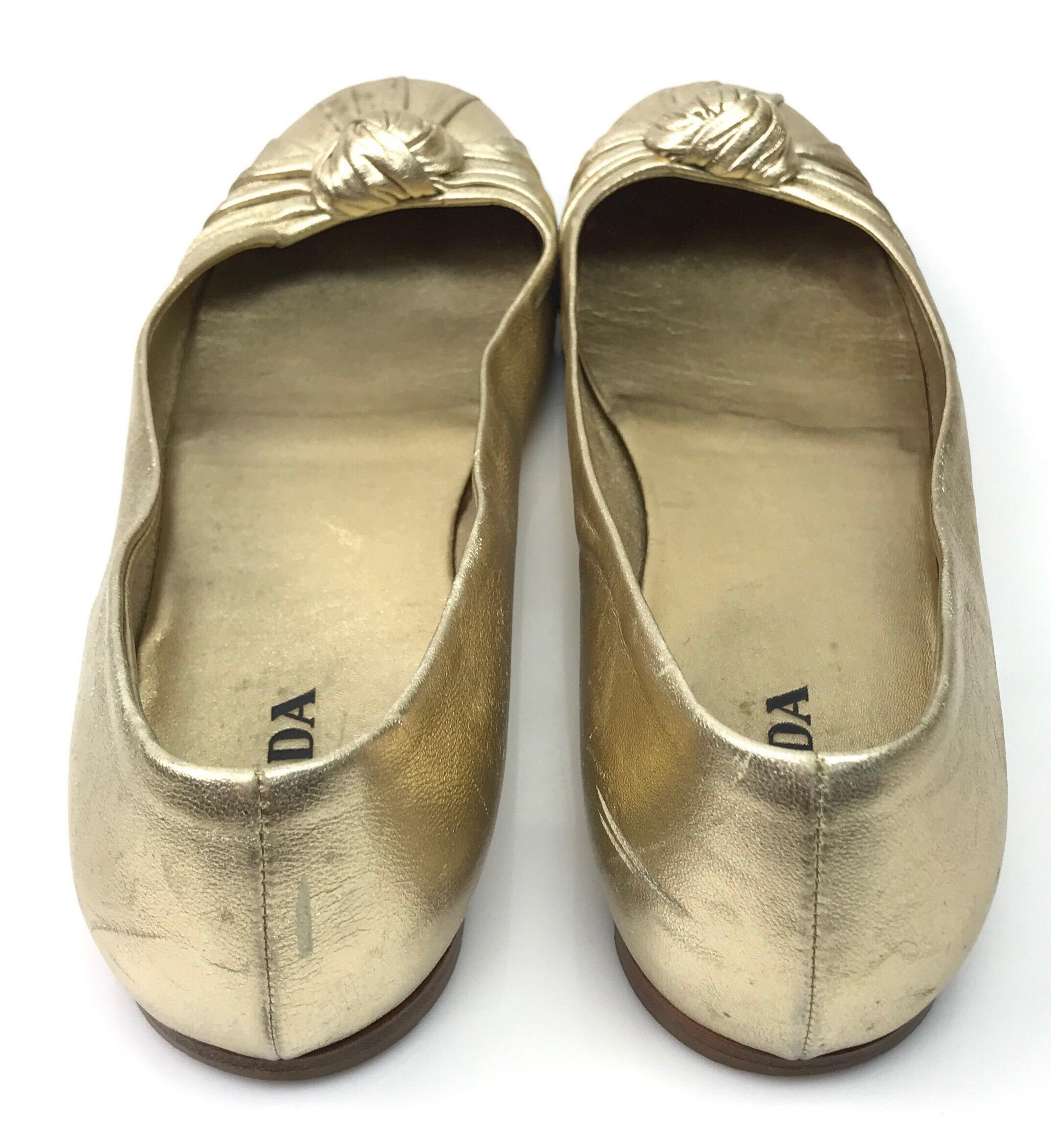 PRADA Goldfarbenes Ballett aus weichem Leder Flat - 38 (Braun) im Angebot