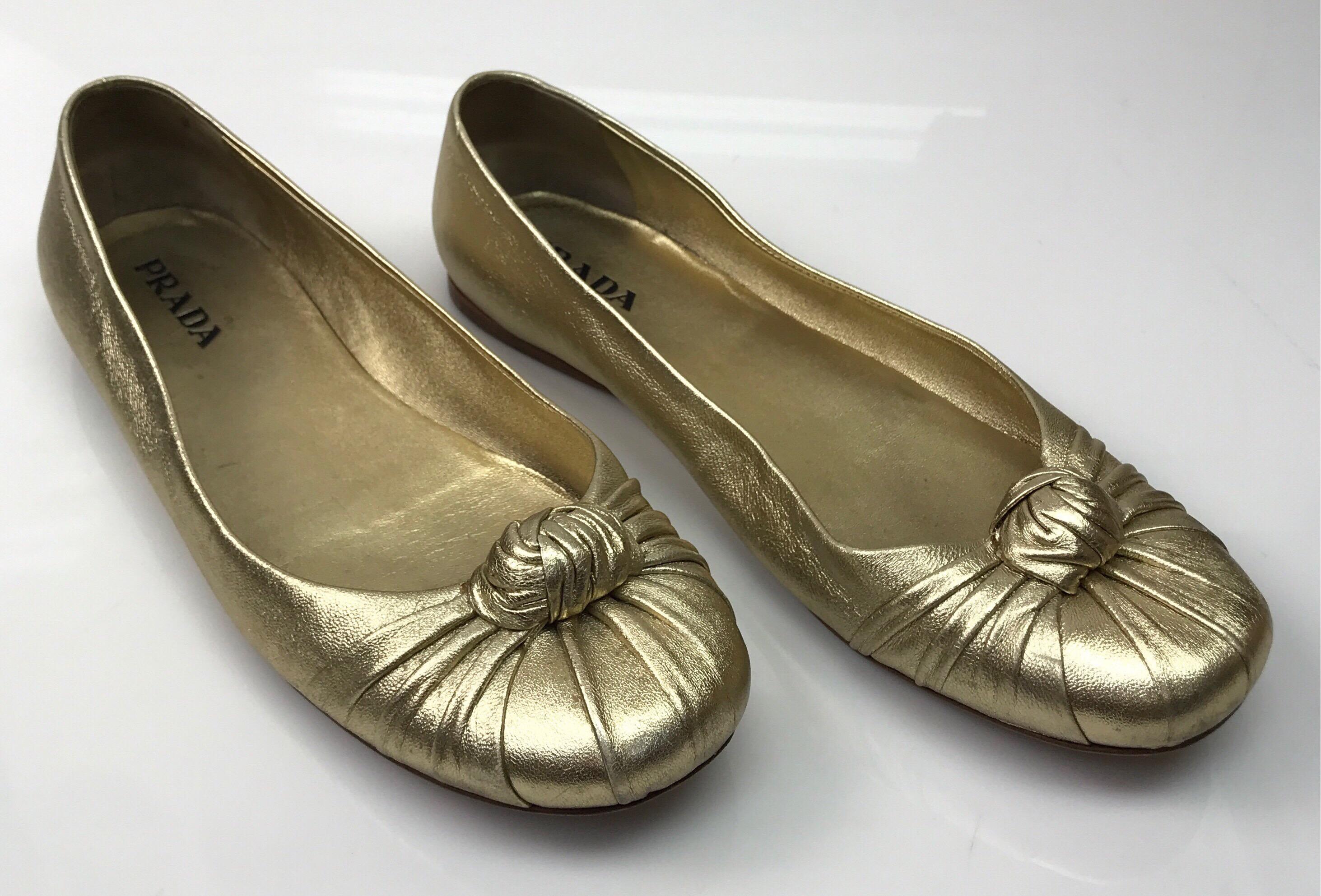 PRADA Goldfarbenes Ballett aus weichem Leder Flat - 38 im Zustand „Gut“ im Angebot in West Palm Beach, FL