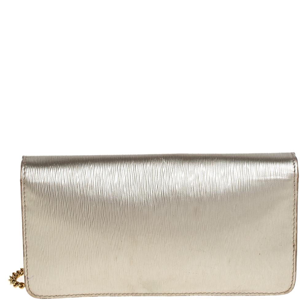 Classy and super stylish, this clutch is a Prada creation. It has been crafted from textured leather in a gold hue. The insides are also lined with leather and sized to carry your party essentials. The clutch is complete with the brand logo in