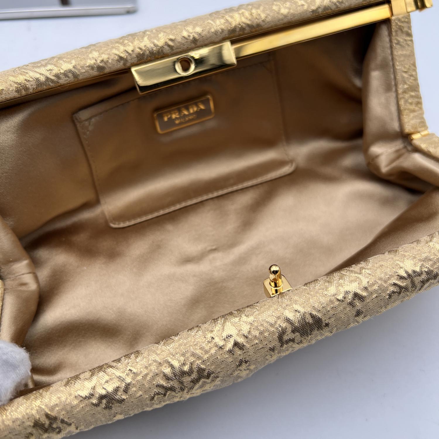 Prada Goldfarbene Brokat-Clutch aus Broccato-Stoff BP0324 1