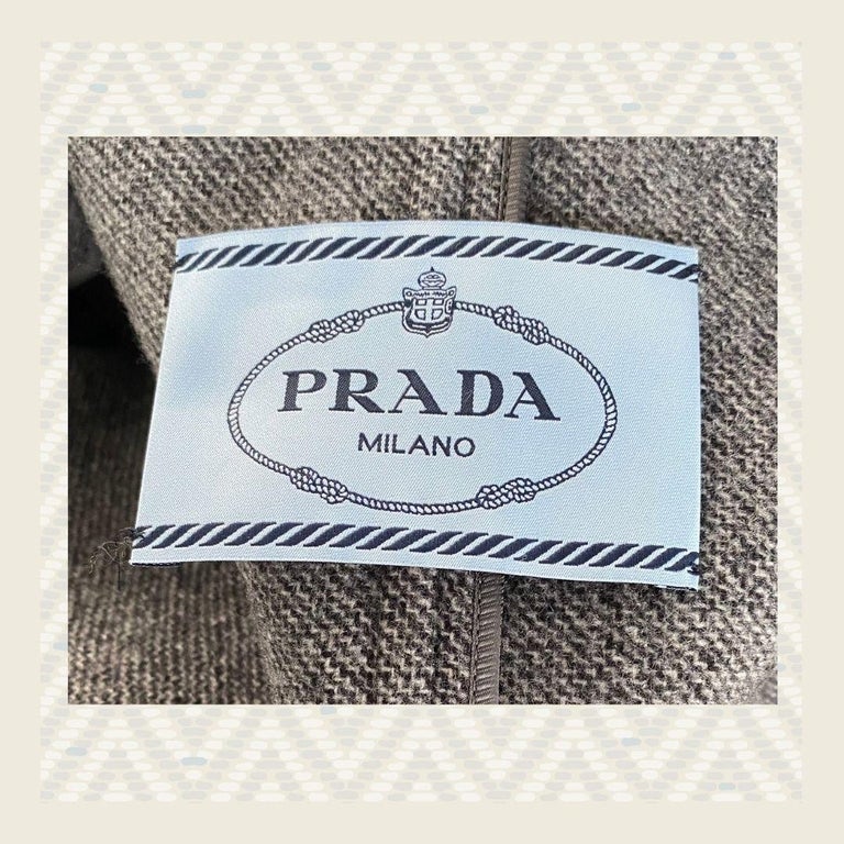 Prada - Manteau gris avec grandes poignets en fourrure de vison, taille  40IT, automne-hiver 2013 - En vente sur 1stDibs