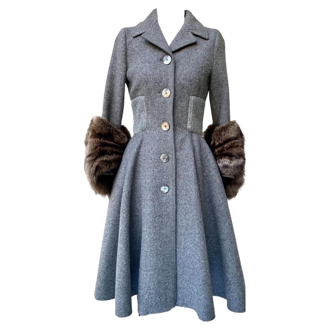 Prada - Manteau gris avec grandes poignets en fourrure de vison, taille 40IT, automne-hiver 2013