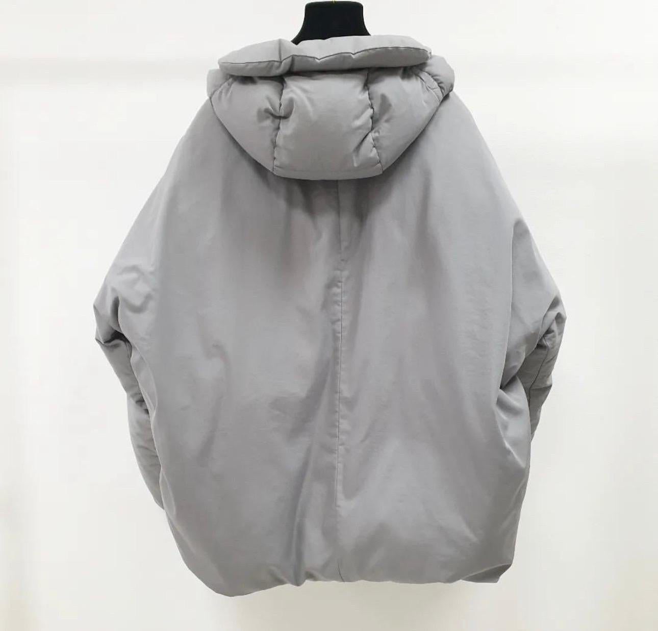 Prada Gray Oversized Vest Puffer Jacket In Good Condition In Krakow, PL