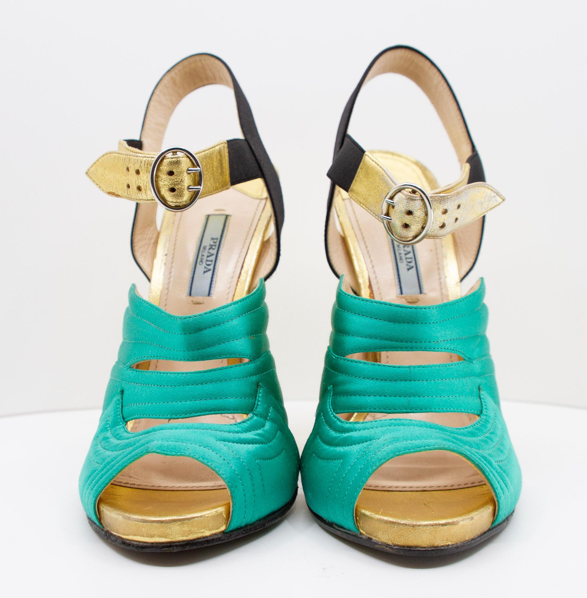Prada green and gold metallic heels In Excellent Condition For Sale In Kingston, NY