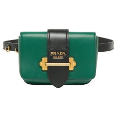 Prada - Sac ceinture cahier en cuir vert/noir