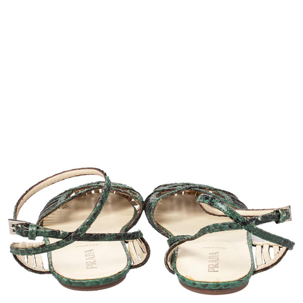 Prada - Sandales plates en python vert/noir avec lanières à la cheville - Taille 37 Pour femmes en vente