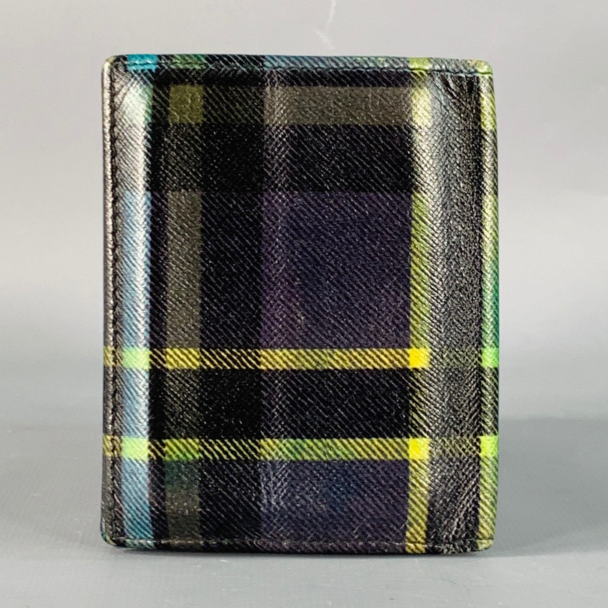 Portafoglio Vintage Prada
in pelle saffiano verde, blu e giallo con motivo a quadri e molteplici scomparti per carte di credito. Ottimo stato usato. Piccoli segni di usura.3,75 x 3 pollici 
  
  
 
Riferimento Sui Generis: 140828
Categoria: Borse e