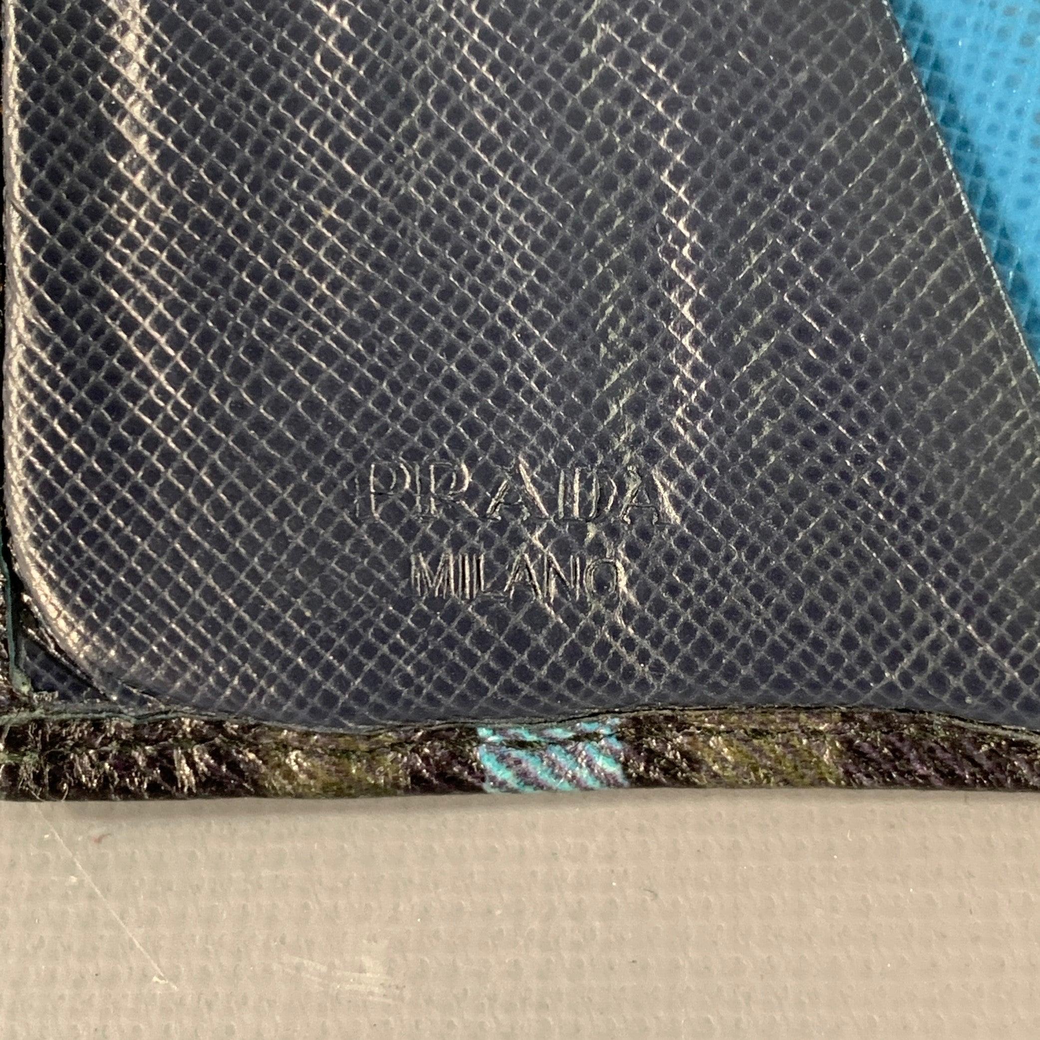 PRADA Portafoglio in pelle saffiano verde blu giallo a quadri In condizioni buone in vendita a San Francisco, CA