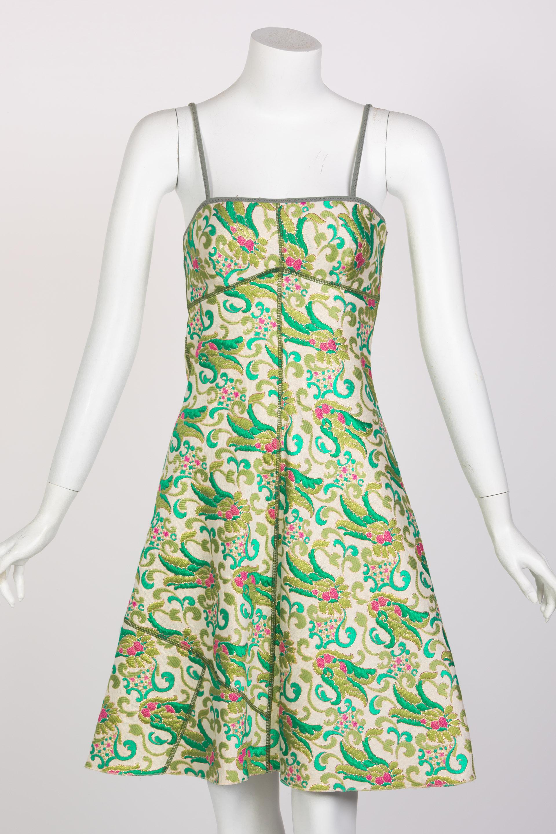 Le printemps était dans l'air sur le défilé S/S 2003 de Prada. Avec des verts frais et des tons de terre chics, Prada a une fois de plus capturé un look léger et moderne avec une touche d'inspiration chinoise. Cette robe en brocart de coton mélangé