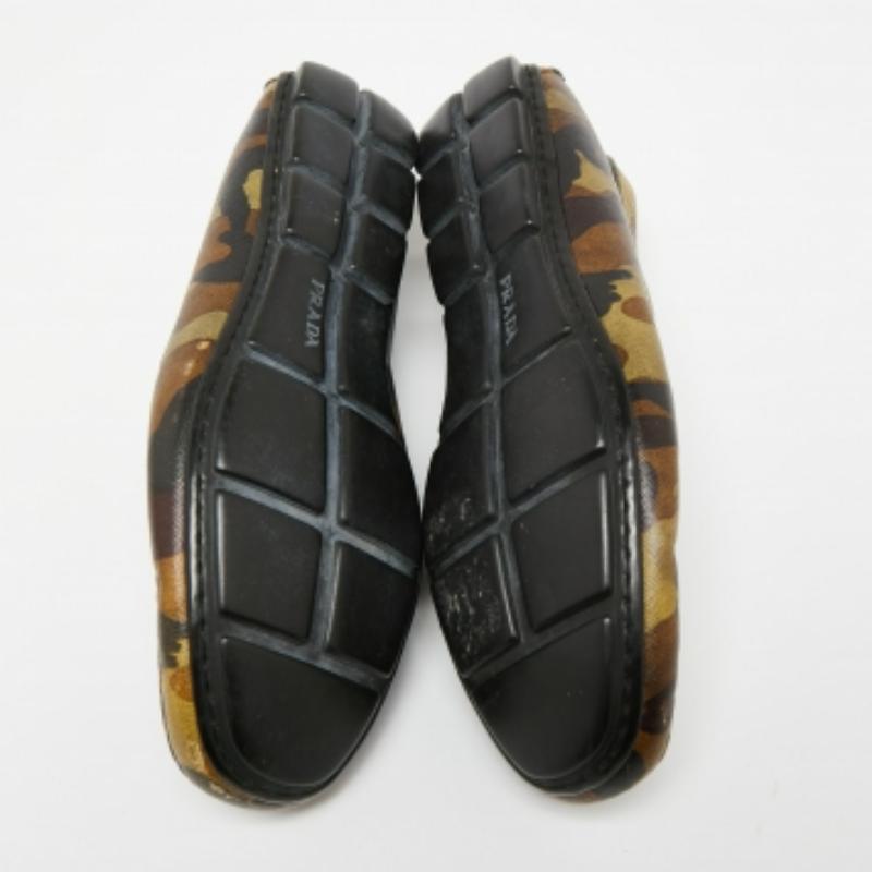 Prada Green Camo Print Leather Slip On Loafers Size 39.5 In Fair Condition For Sale In Dubai, Al Qouz 2