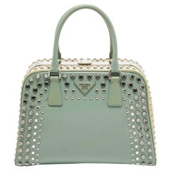 Sac à main Prada Saffiano en cuir verni vert/crème clouté avec cadre pyramidal clouté