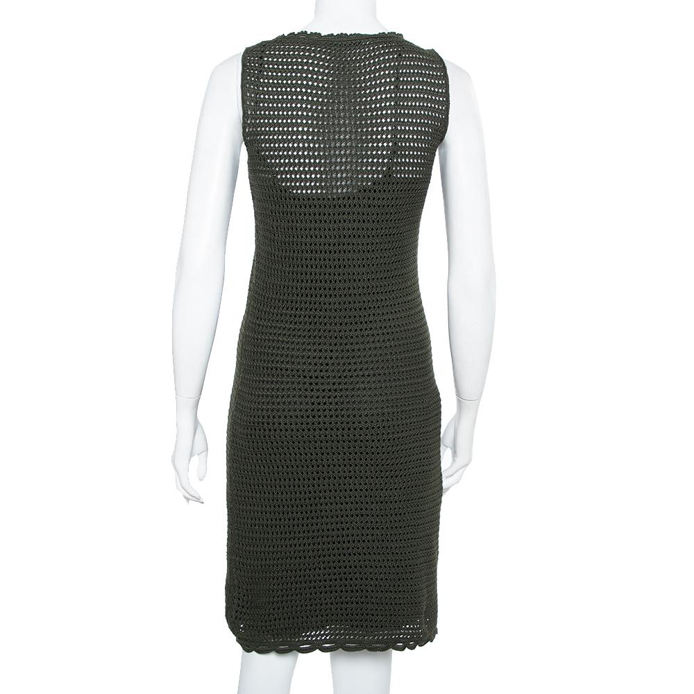 Show your love for contemporary fashion by donning this sleeveless midi dress from Prada. It comes made from 100% cotton in a lovely green shade and features a crochet knit design. It flaunts a scooped neckline and will look amazing with pointed