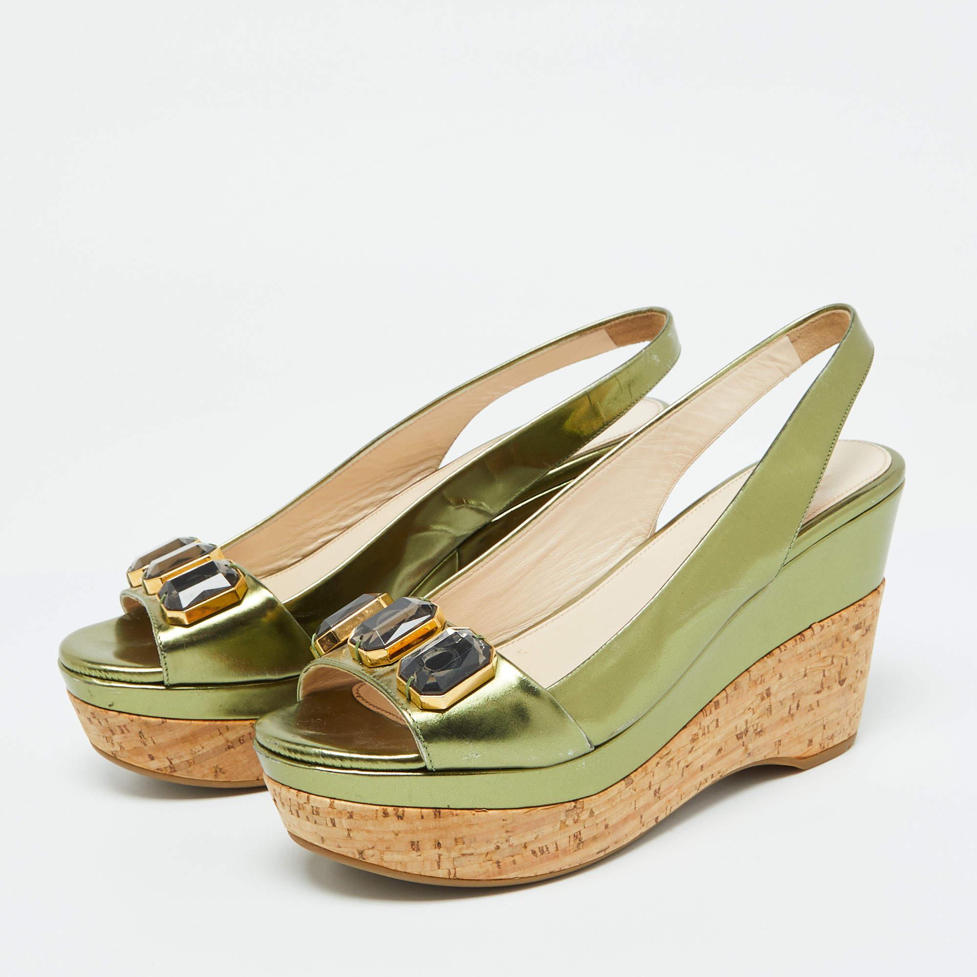 Élevez votre ensemble avec ces talons compensés Prada pour femme. Méticuleusement confectionnés, ces talons exquis exsudent le luxe et le style. Une déclaration de grâce et de confiance parfaite pour toute occasion.