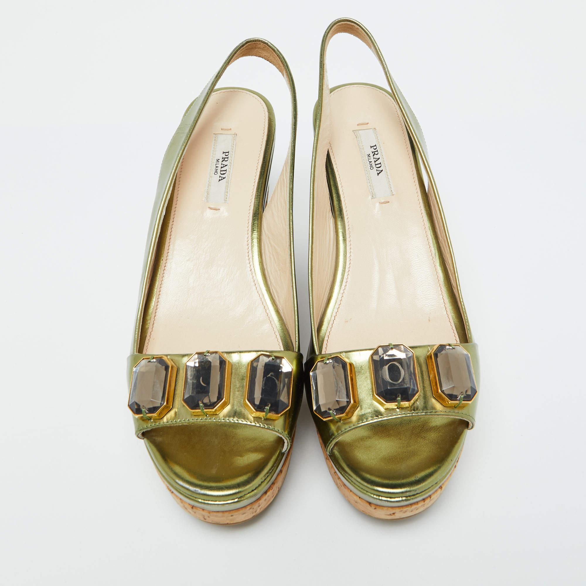 Beige Prada Sandales compensées à talons compensés en cuir vert taille 36 en vente