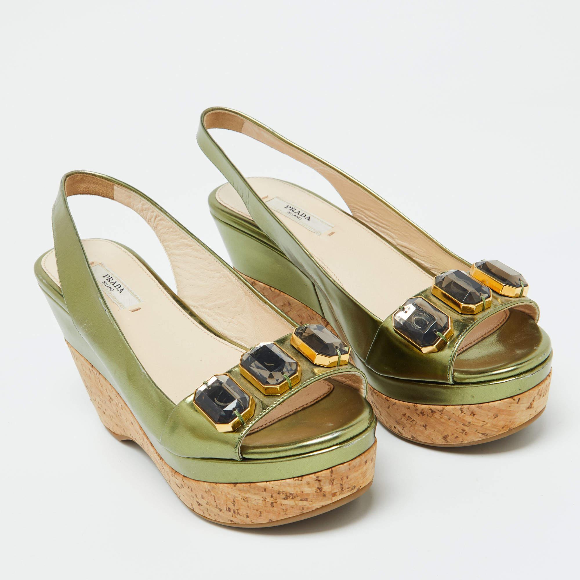 Prada Sandales compensées à talons compensés en cuir vert taille 36 Bon état - En vente à Dubai, Al Qouz 2