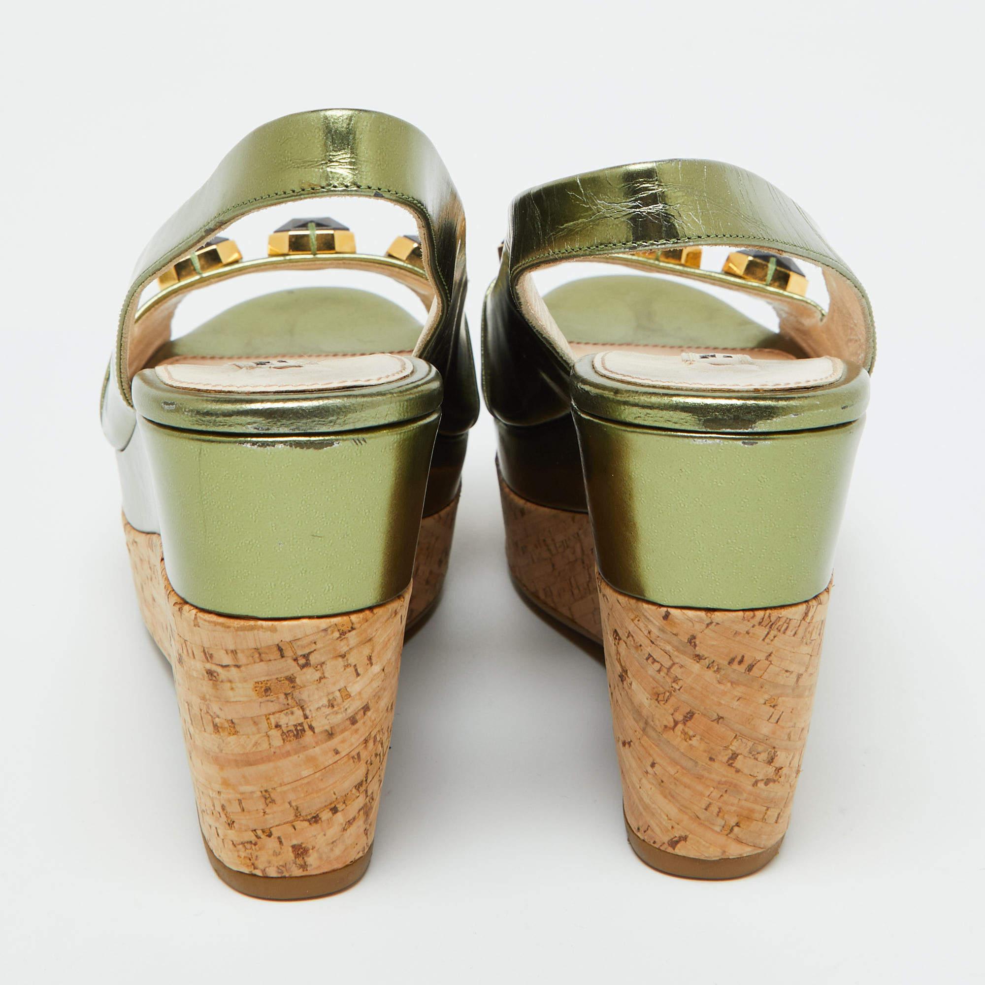 Prada Sandales compensées à talons compensés en cuir vert taille 36 Pour femmes en vente