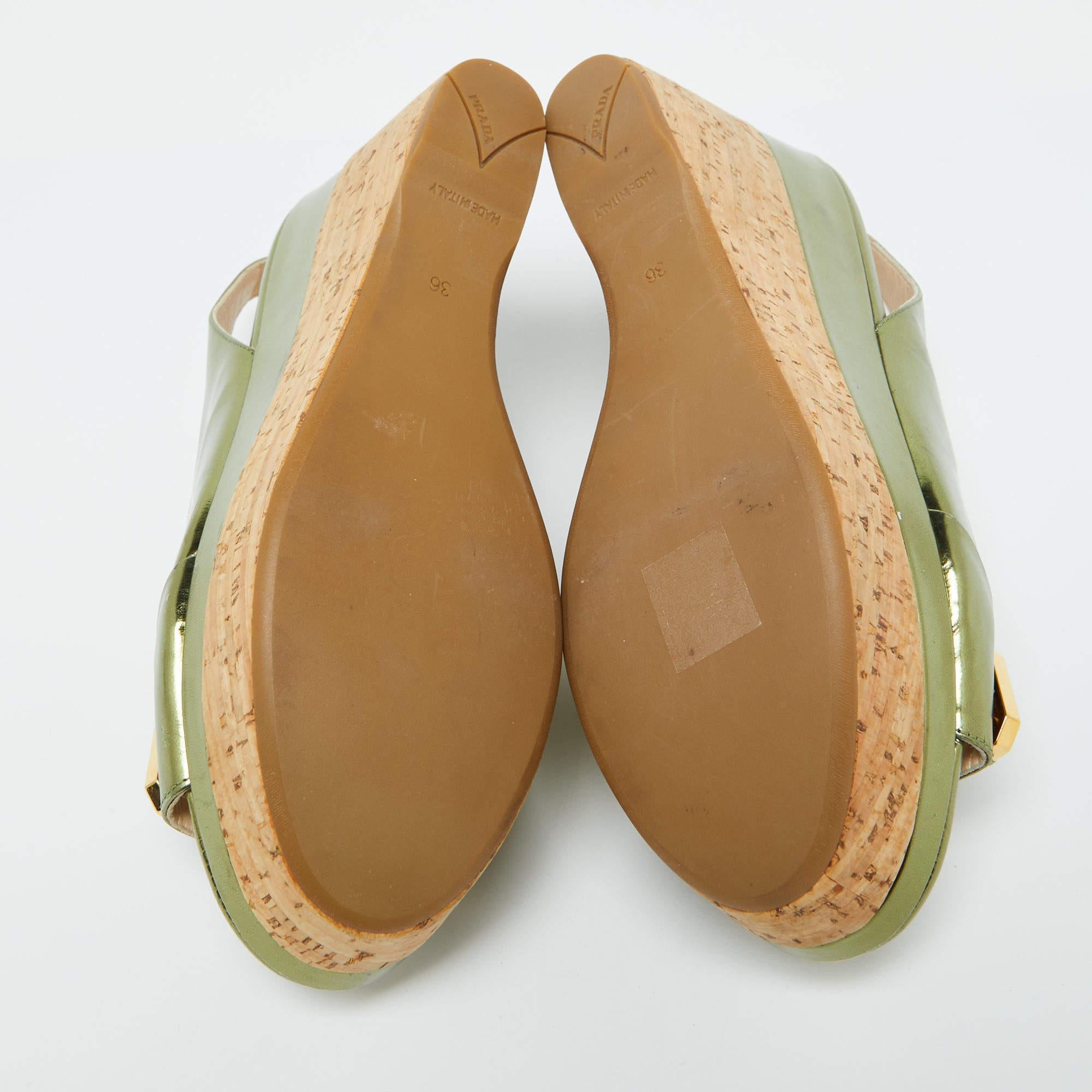 Prada Sandales compensées à talons compensés en cuir vert taille 36 en vente 1
