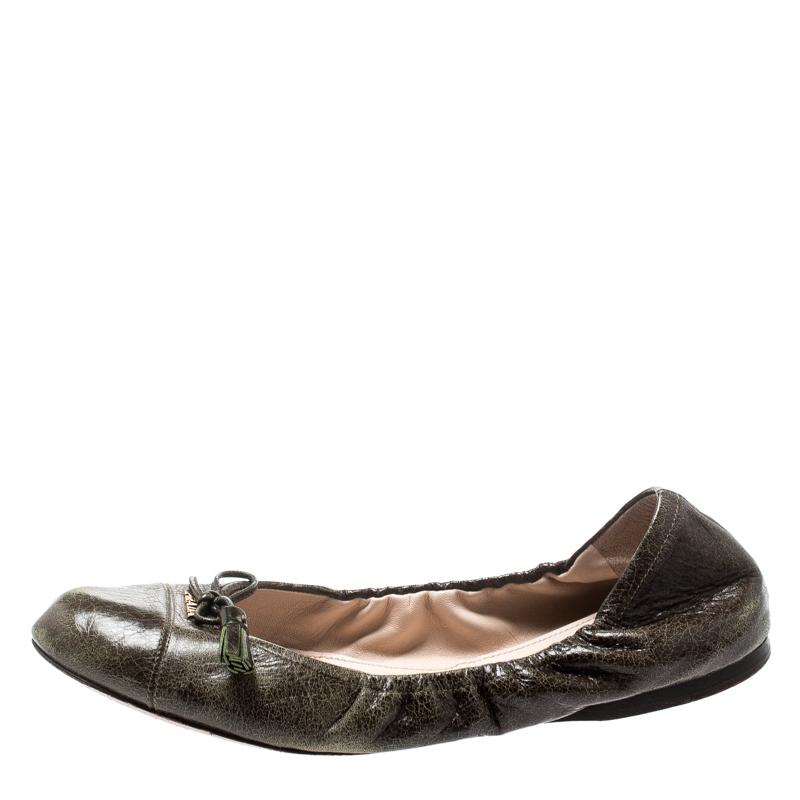 These leather flats will keep your feet feeling comfortable all day. They come in a scrunch style and feature fringe bow details and the logo on the uppers. The house of Prada brings you these green flats to complement your style.

Includes: The