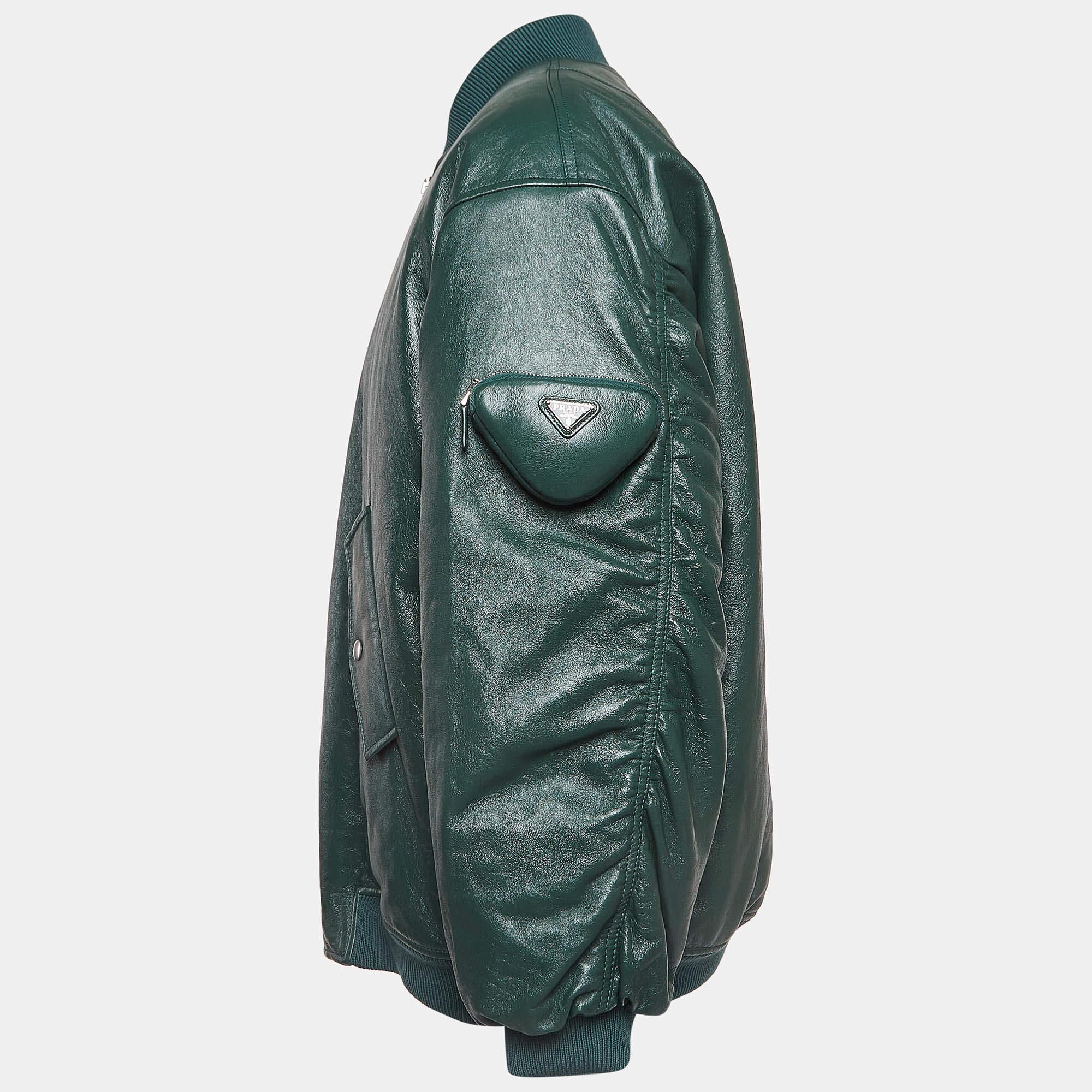 Ob es sich um spätabendliche Partys oder einen Tag voller Spaß handelt, eine attraktive Bomberjacke wie diese ist ein toller Fang. Es ist aus hochwertigen Stoffen geschneidert und mit schicken Details akzentuiert. Tragen Sie es über Ihrem Outfit für
