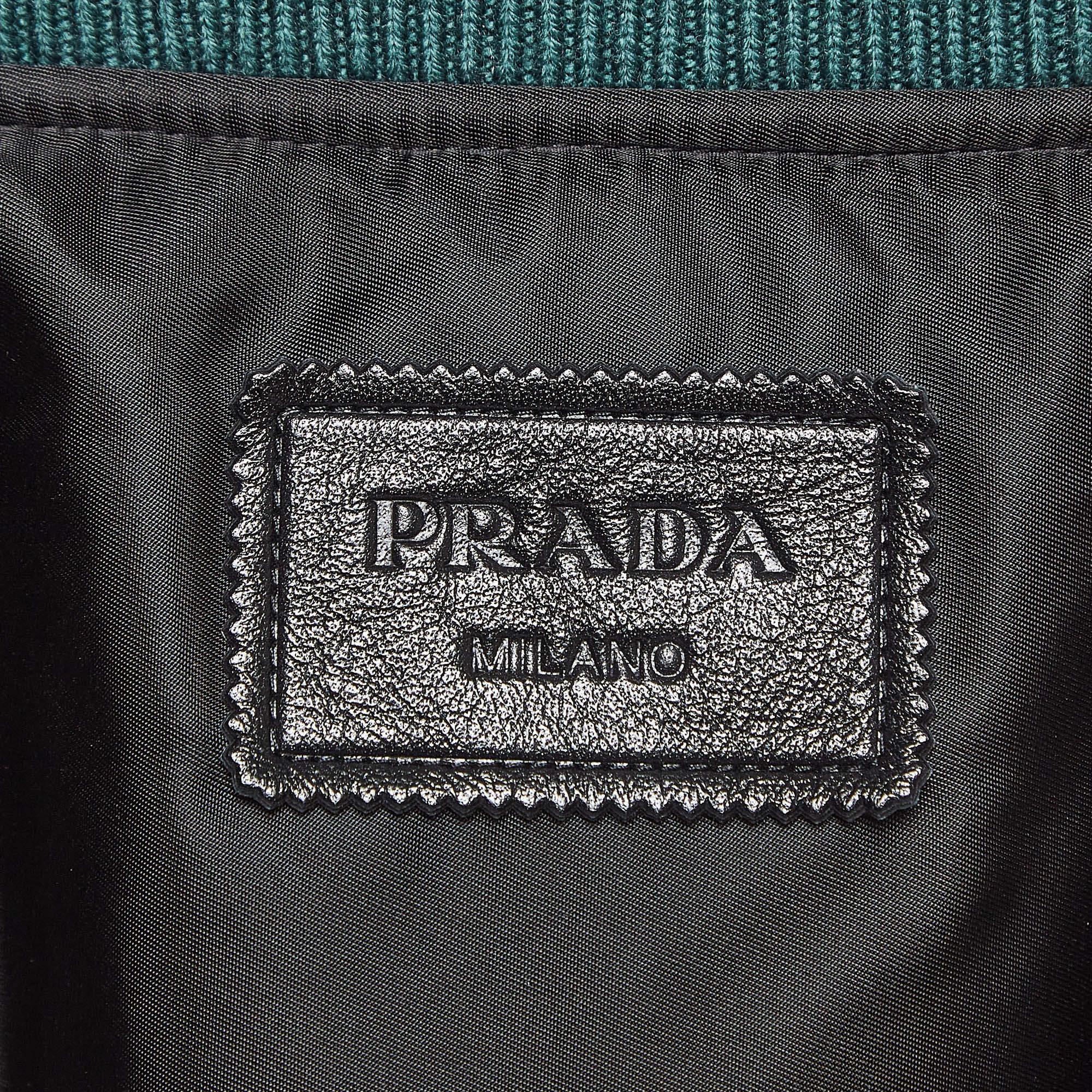Prada Bomberjacke aus Leder in Grün mit Metall dreieckigem Dreieck XS Herren im Angebot